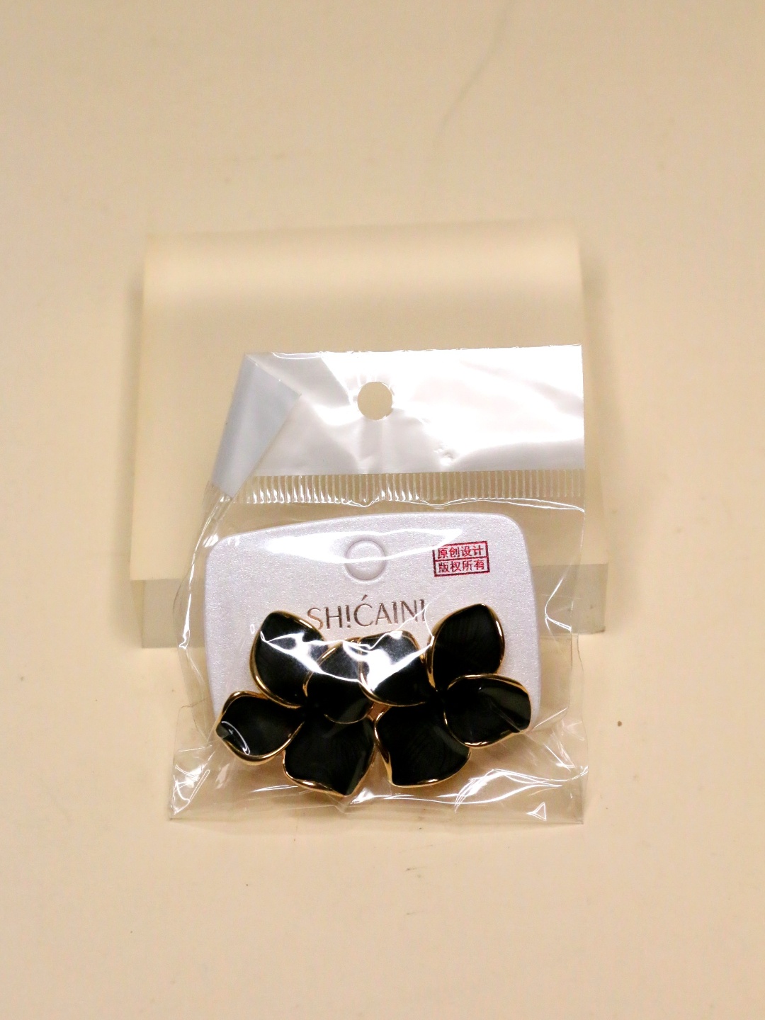 Pendientes de flor en esmalte negro con borde dorado