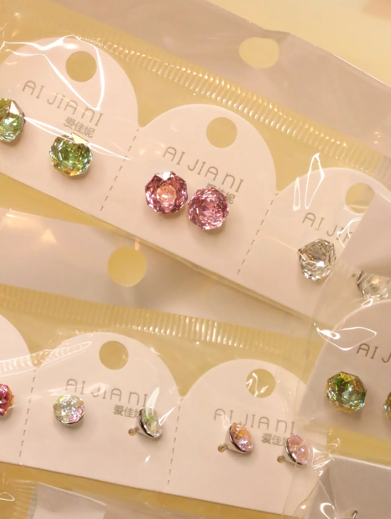 Lote de pendientes de botón facetados de colores al por mayor — lote de pendientes para mujer, detalle · Lola y Sol (0015)