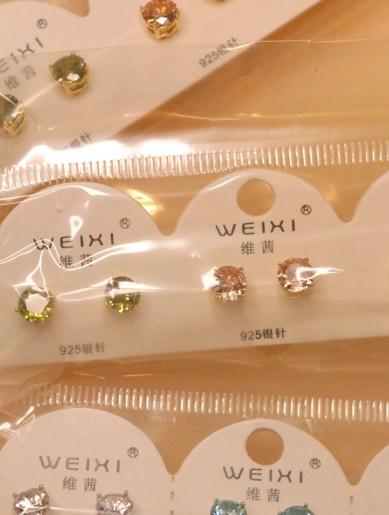 Pendientes de botón brillantes en tonos melocotón y verde — lote de pendientes originales, detalle del acabado · Lola y Sol (0017)