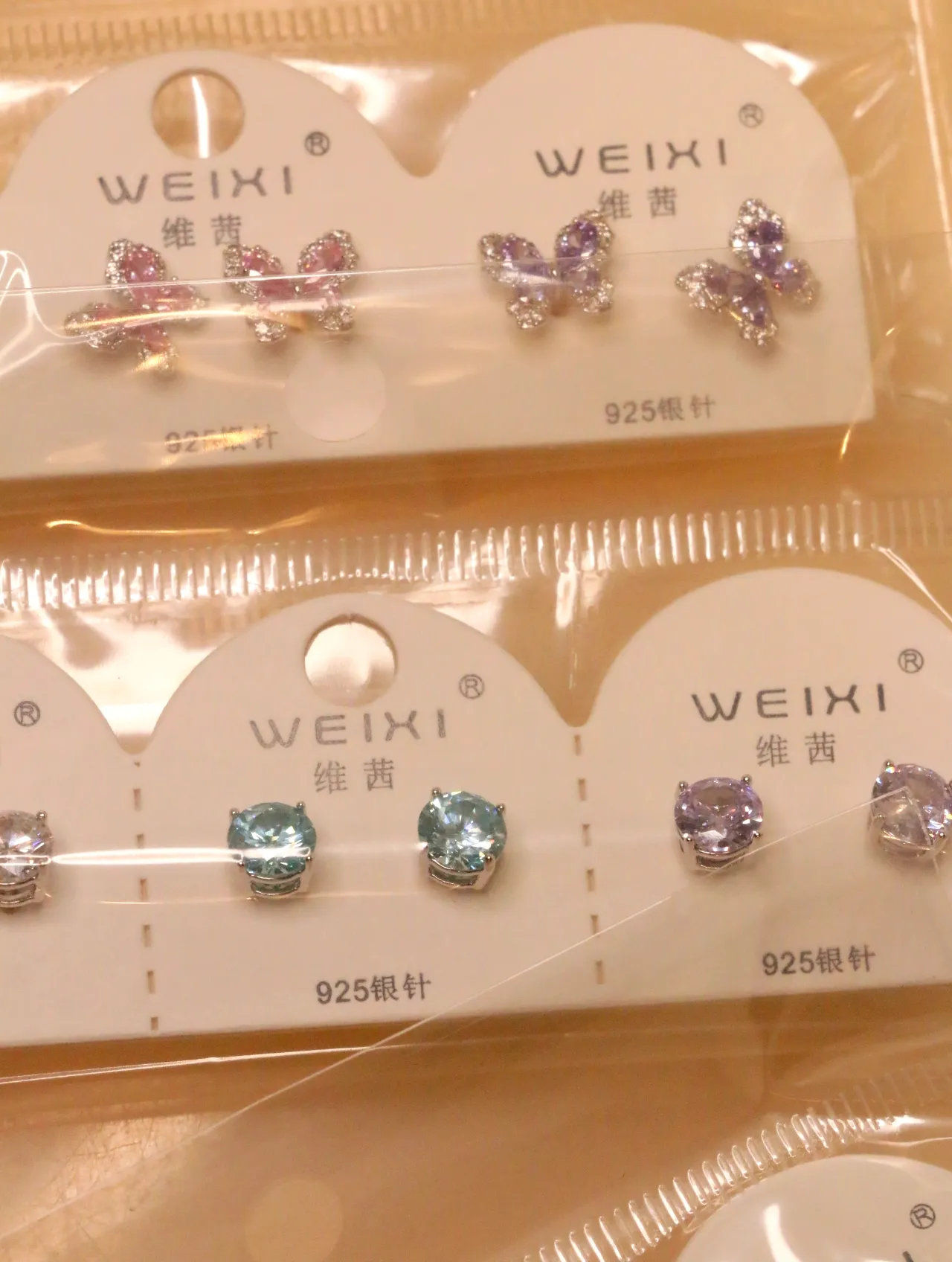 Pendientes de mariposa rosas y lilas junto a modelos redondos — lote de pendientes online, vista principal · Lola y Sol (0017)