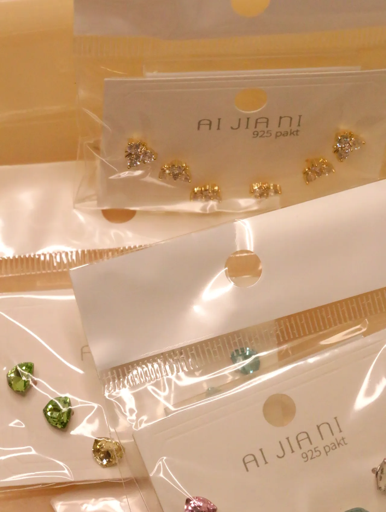 Pendientes variados florales y de colores sobre tarjetas — lote de pendientes de moda, vista lateral · Lola y Sol (0018)