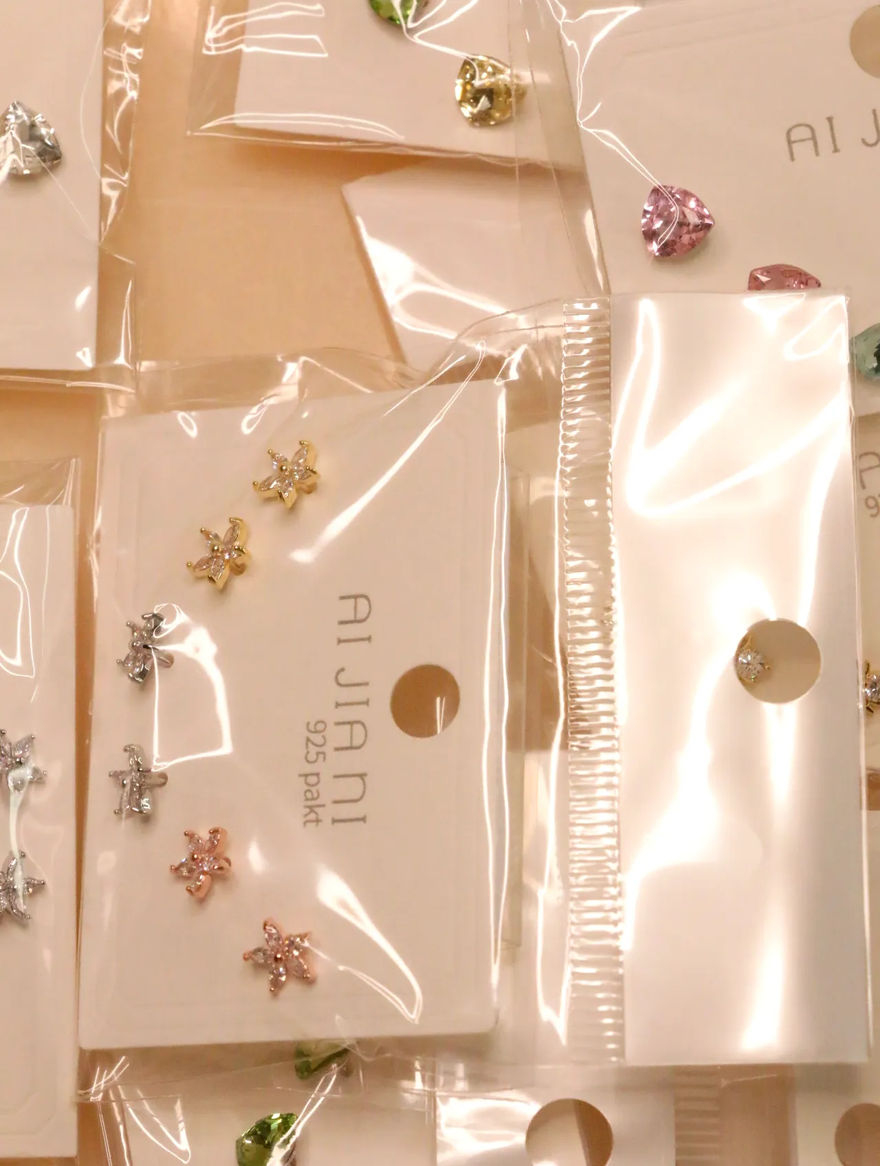 Detalle de pendientes florales con adornos brillantes — lote de pendientes online, vista principal · Lola y Sol (0018)