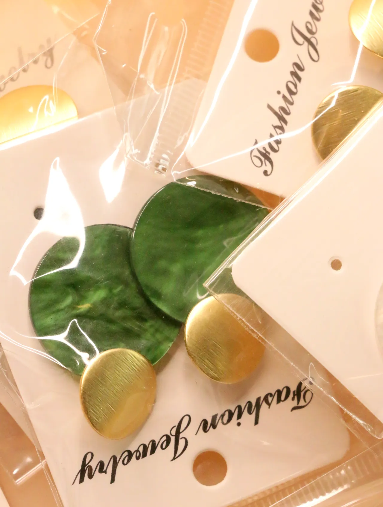 Pendientes colgantes verdes jaspeados con detalle dorado — lote de pendientes baratos, detalle · Lola y Sol (0019)