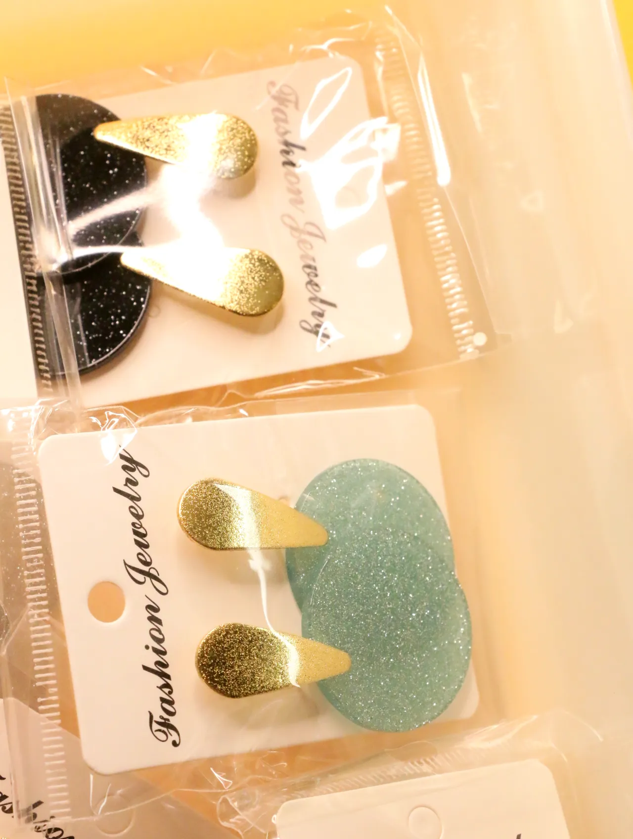 Pendientes de discos verde menta con purpurina y parte superior dorada — lote de pendientes originales, detalle del acabado · Lola y Sol (0020)