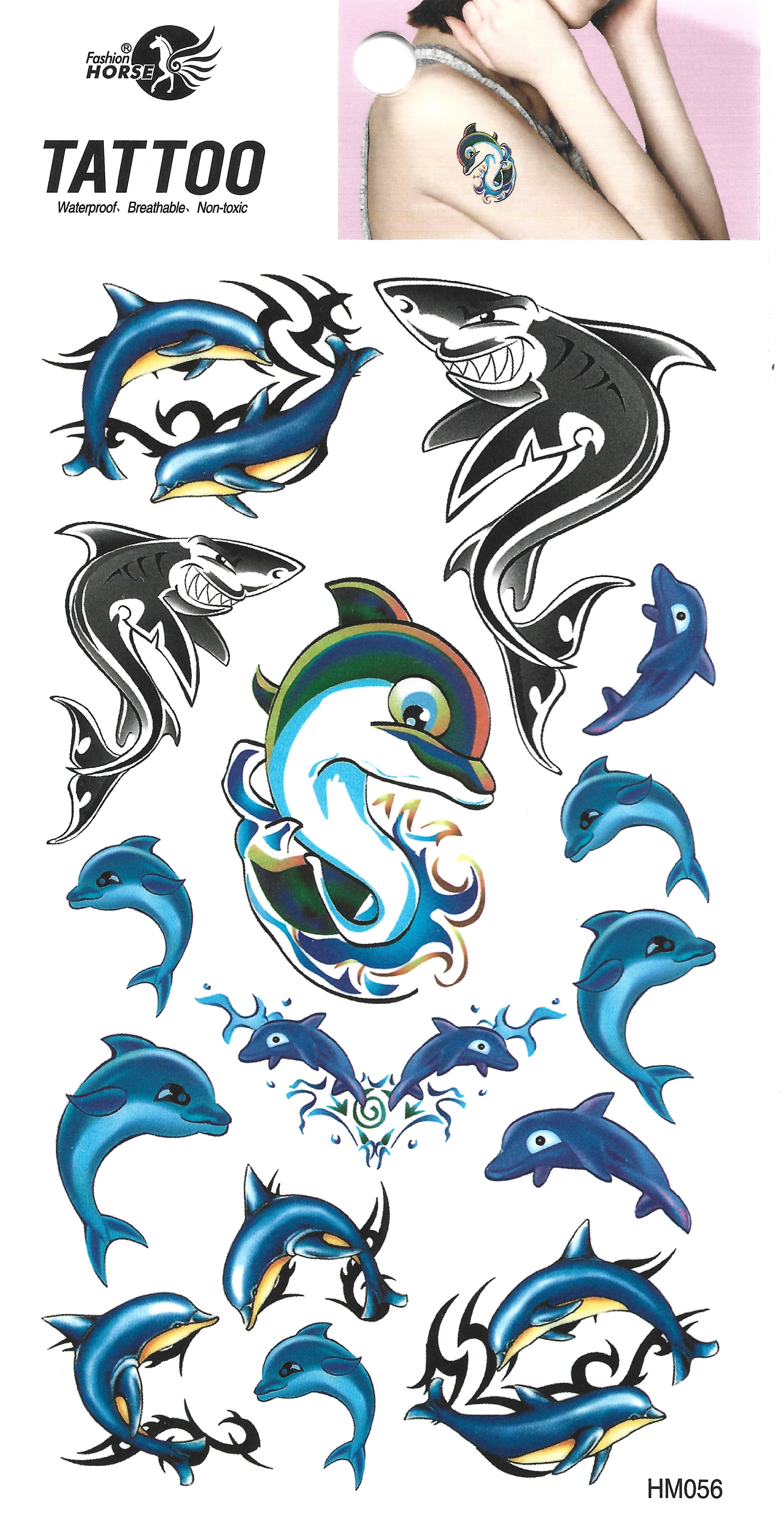 Lámina completa de tatuajes temporales con varios diseños de vida marina como delfines azules y tiburones de estilo tribal, con un pequeño ejemplo de un tatuaje en un brazo.