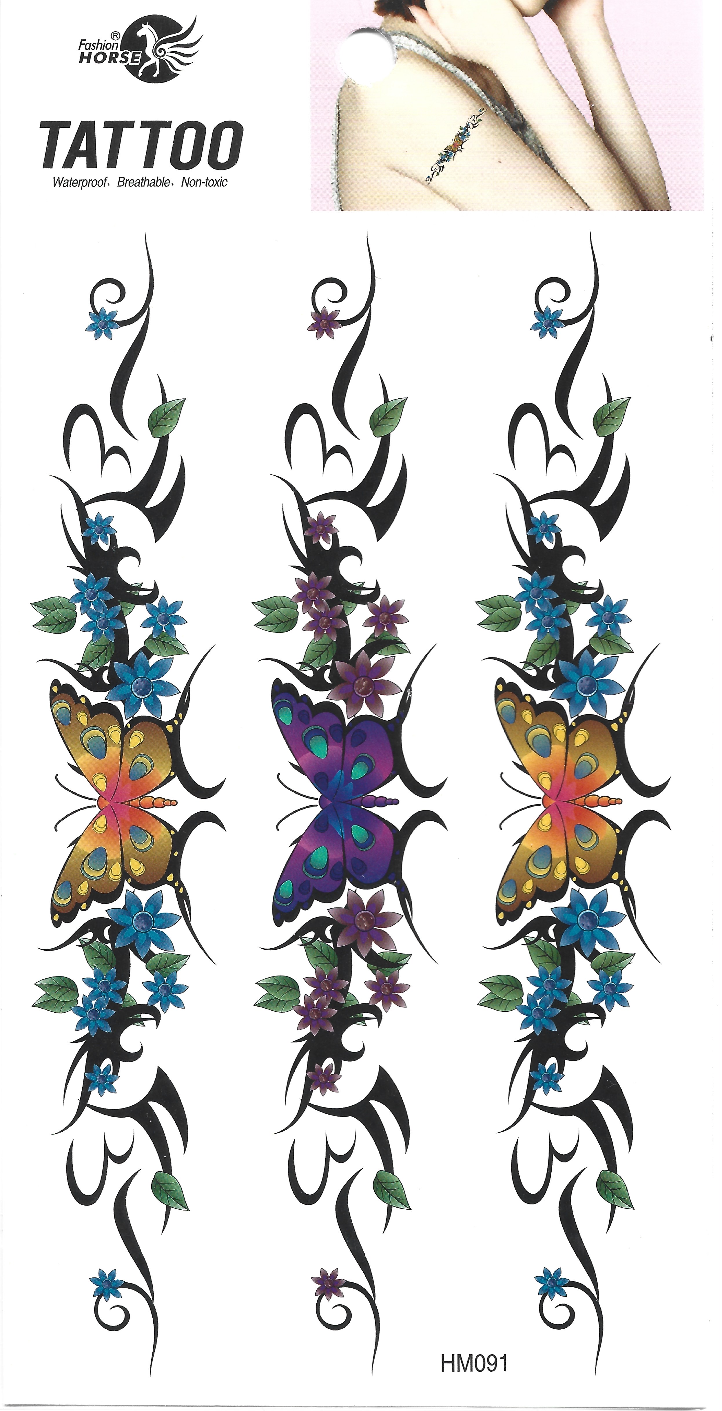Hoja completa con tres diseños de tatuajes temporales que muestran espirales tribales, flores azules y moradas, y grandes mariposas coloridas en naranja y morado, con una pequeña imagen de ejemplo de uno en un brazo.
