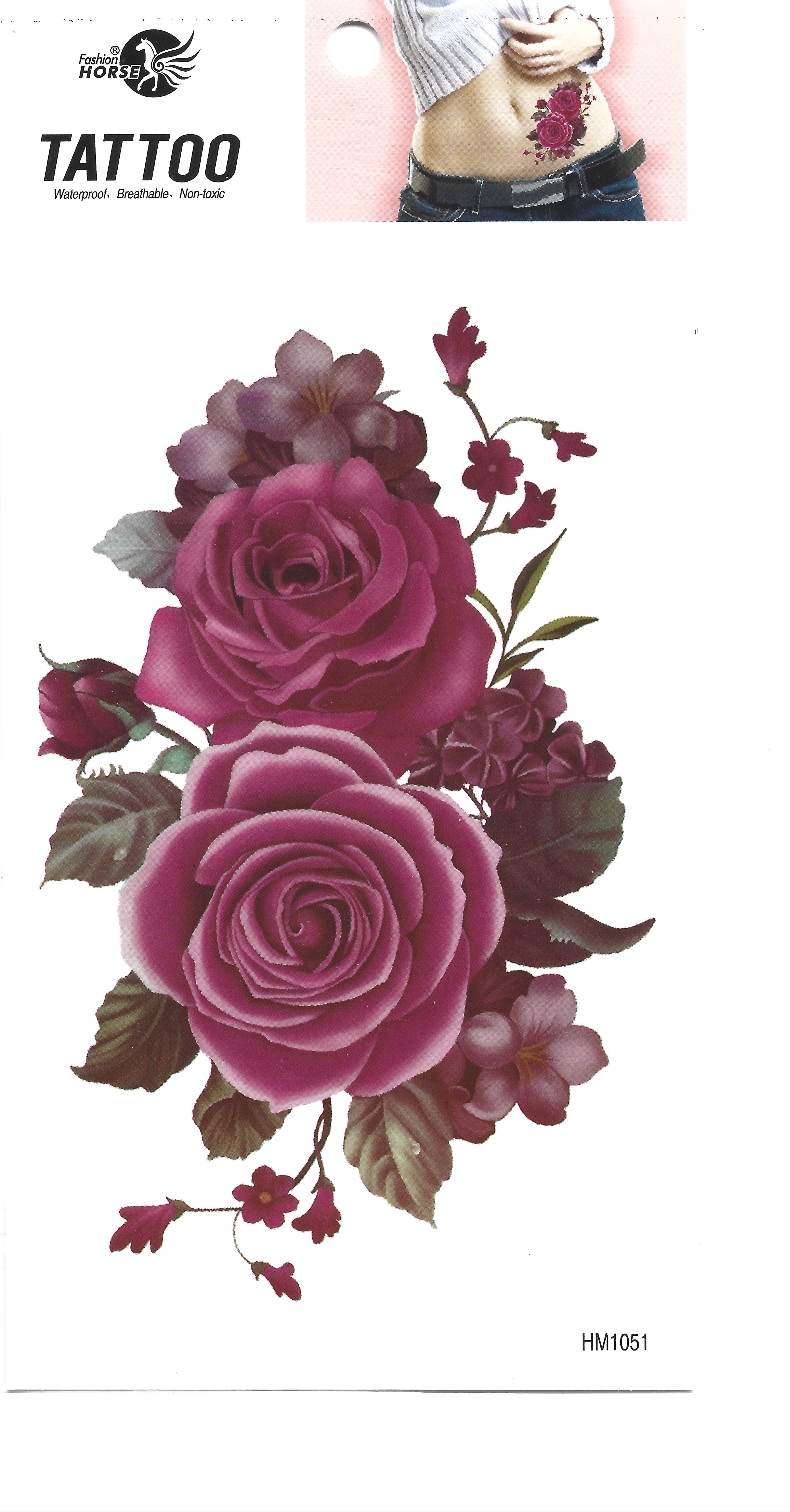 Una lámina de tatuaje temporal con un diseño floral grande y vibrante de rosas fucsias y moradas con flores más pequeñas, con un recuadro que muestra el tatuaje aplicado en el abdomen de una persona.