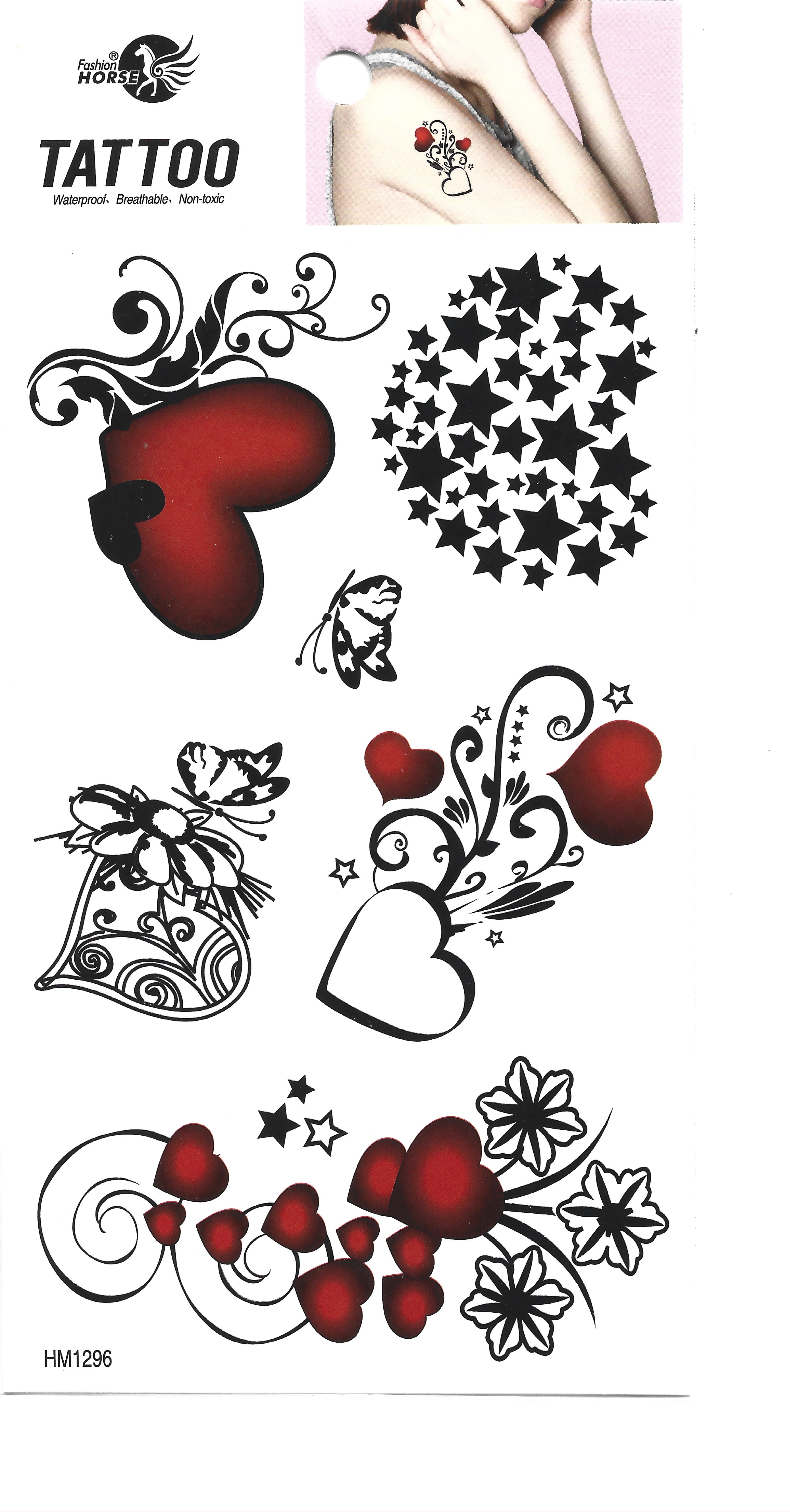 Primer plano de una lámina de tatuajes temporales con varios diseños: un gran corazón rojo, estrellas negras, corazones rojos más pequeños y patrones florales. Una pequeña imagen de ejemplo muestra un tatuaje en un hombro.