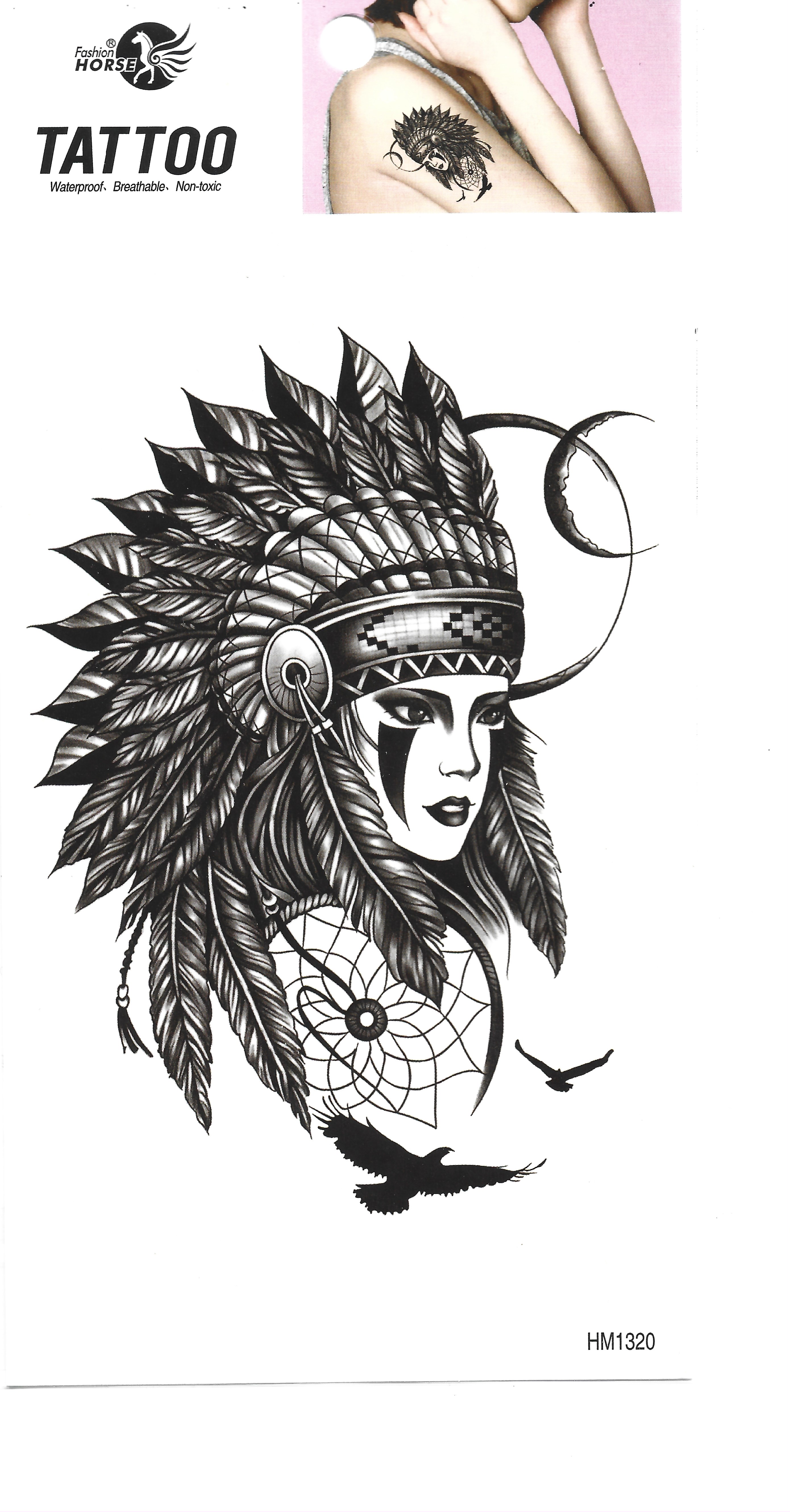 Hoja completa de tatuaje temporal que muestra una mujer nativa americana con tocado de plumas, atrapasueños y pájaros, con una pequeña foto de ejemplo en un brazo.