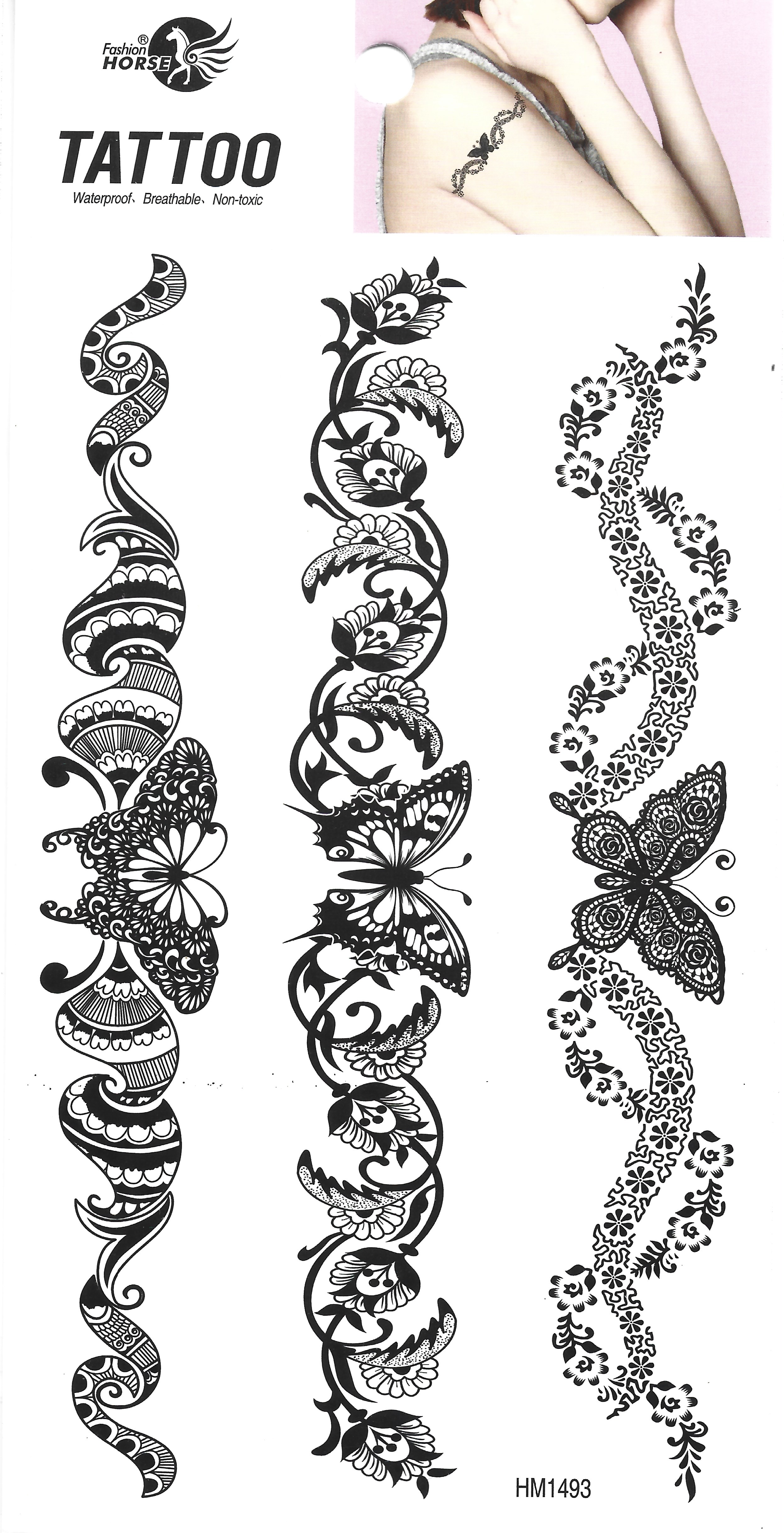 Una lámina blanca que muestra tres diseños de tatuajes temporales negros estilo henna, con intrincados patrones florales y mariposas. Una pequeña imagen insertada muestra a una mujer con uno de los tatuajes en el brazo.