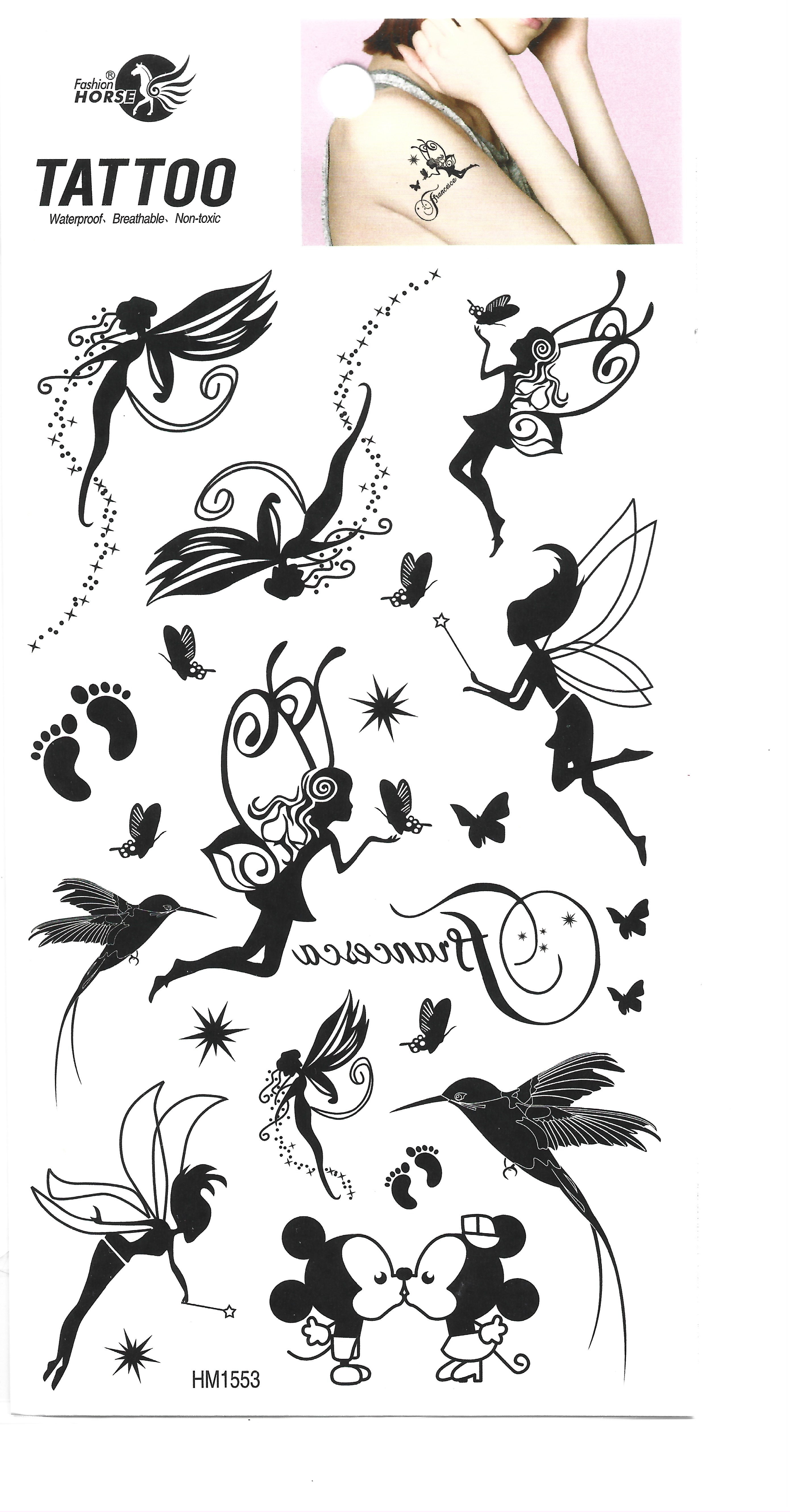 Lámina completa de tatuajes temporales con siluetas negras de hadas, mariposas, pájaros, huellas y Mickey Mouse besándose, con un pequeño ejemplo en el hombro de una persona.