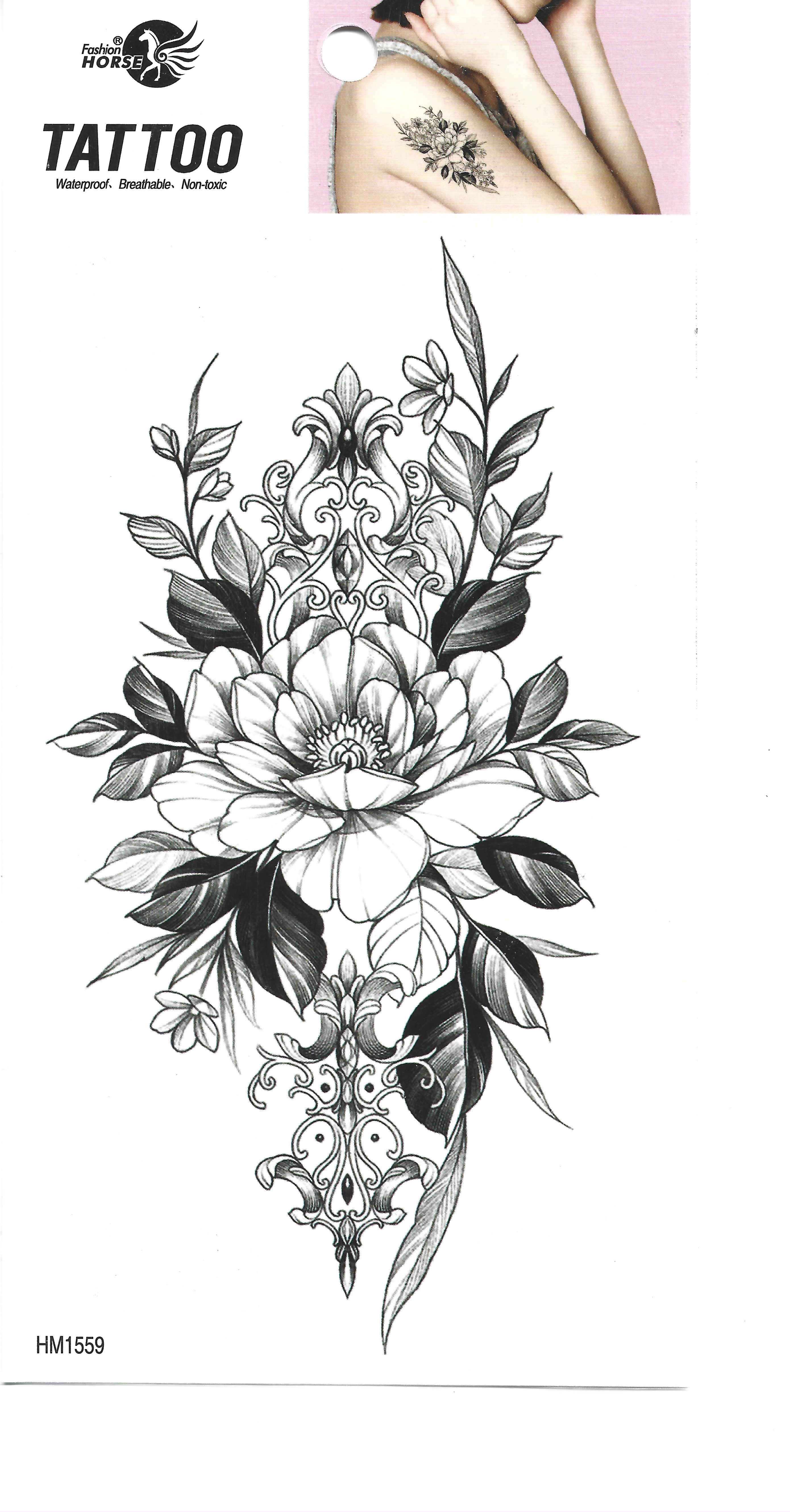 Vista completa de una hoja de tatuaje temporal que muestra un diseño floral y ornamental grande, intrincado en blanco y negro, con una pequeña imagen de ejemplo del tatuaje aplicado en el hombro de una persona.