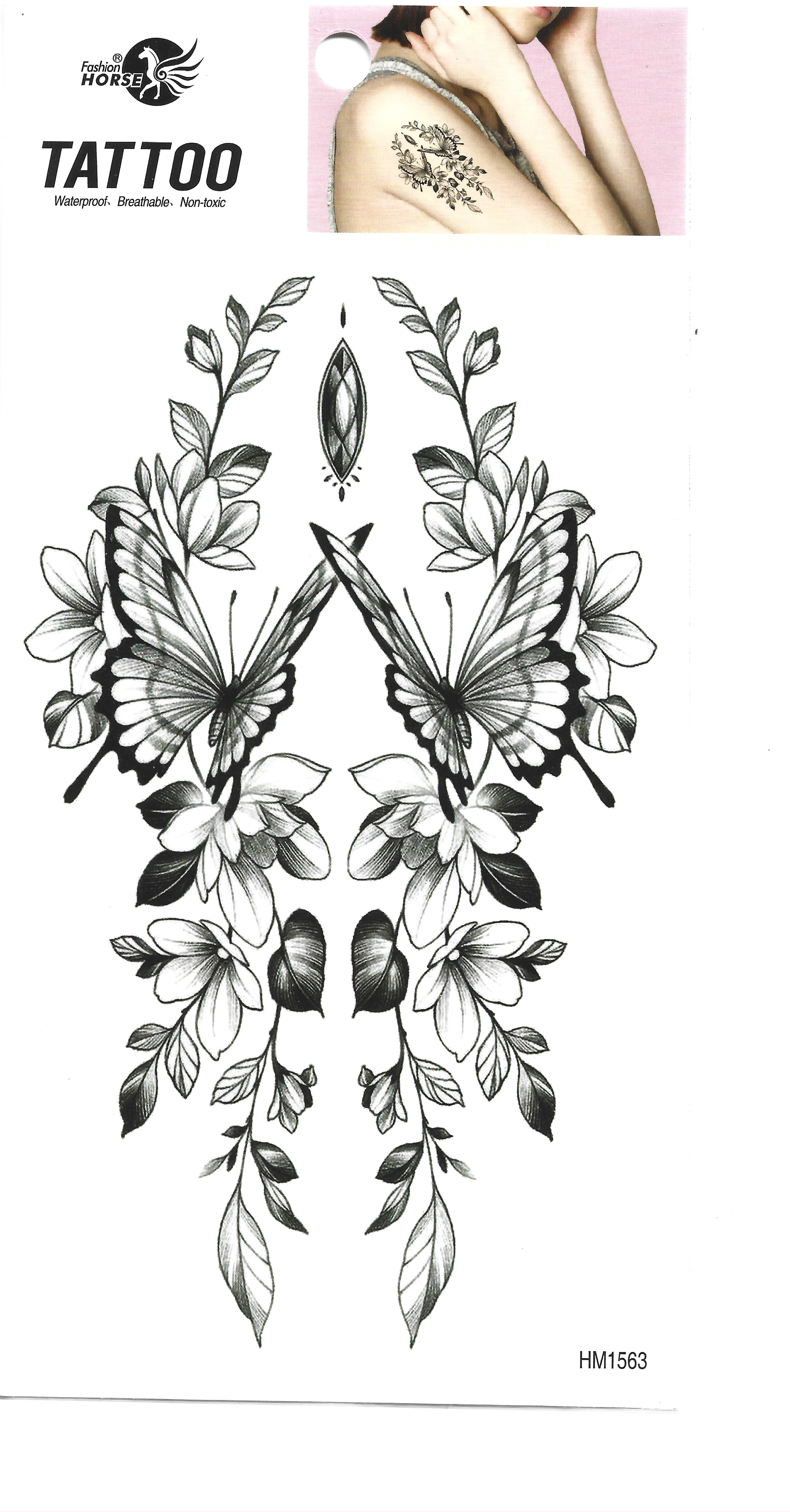 Hoja de tatuajes temporales con un diseño grande e intrincado de dos mariposas simétricas entre ramas florales, con una pequeña imagen de ejemplo del tatuaje aplicado en un hombro.