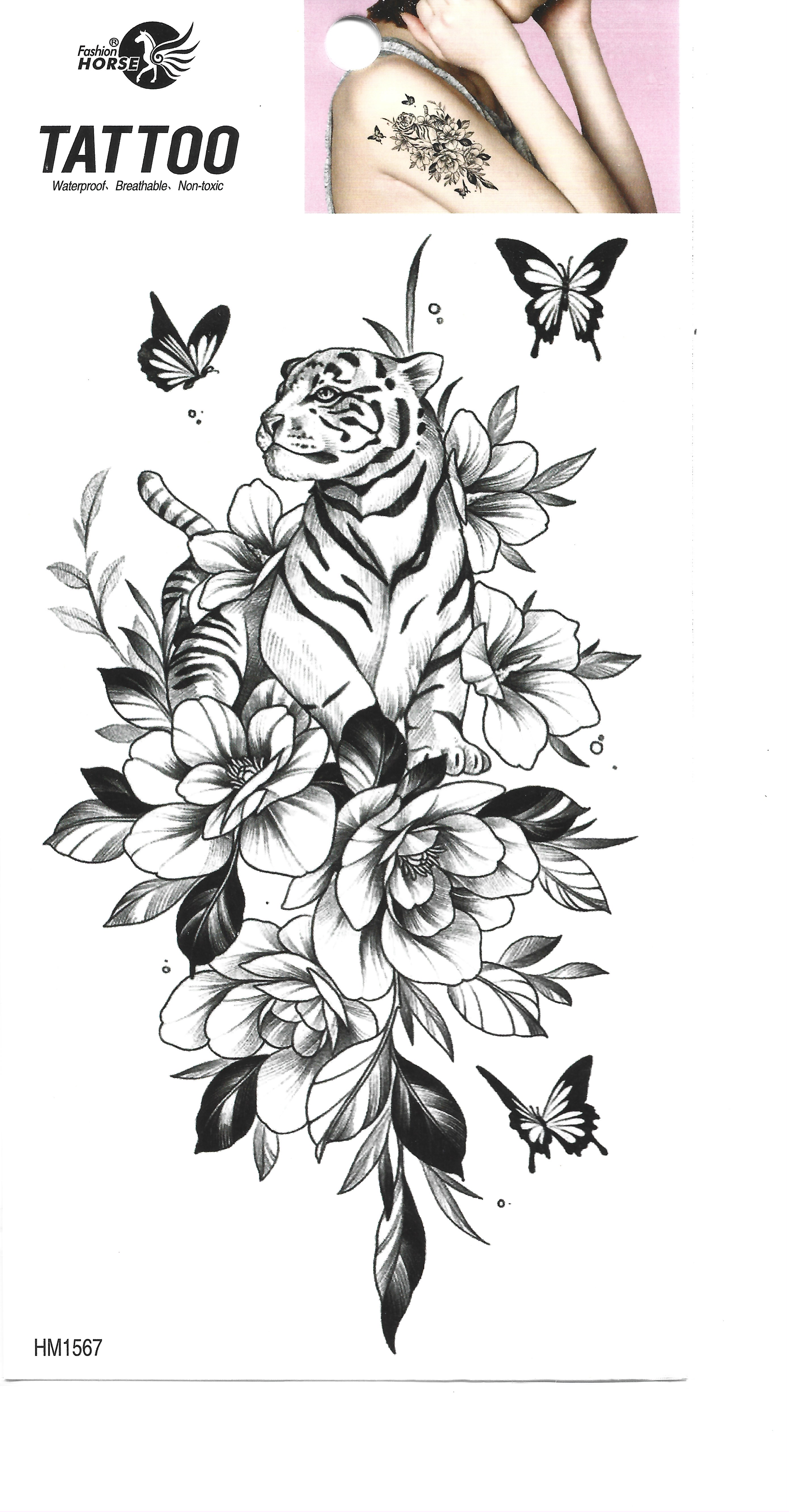 Vista completa de una lámina de tatuaje temporal con una ilustración detallada en blanco y negro de un tigre, flores y mariposas. Un pequeño recuadro muestra el tatuaje aplicado en el hombro de una persona.