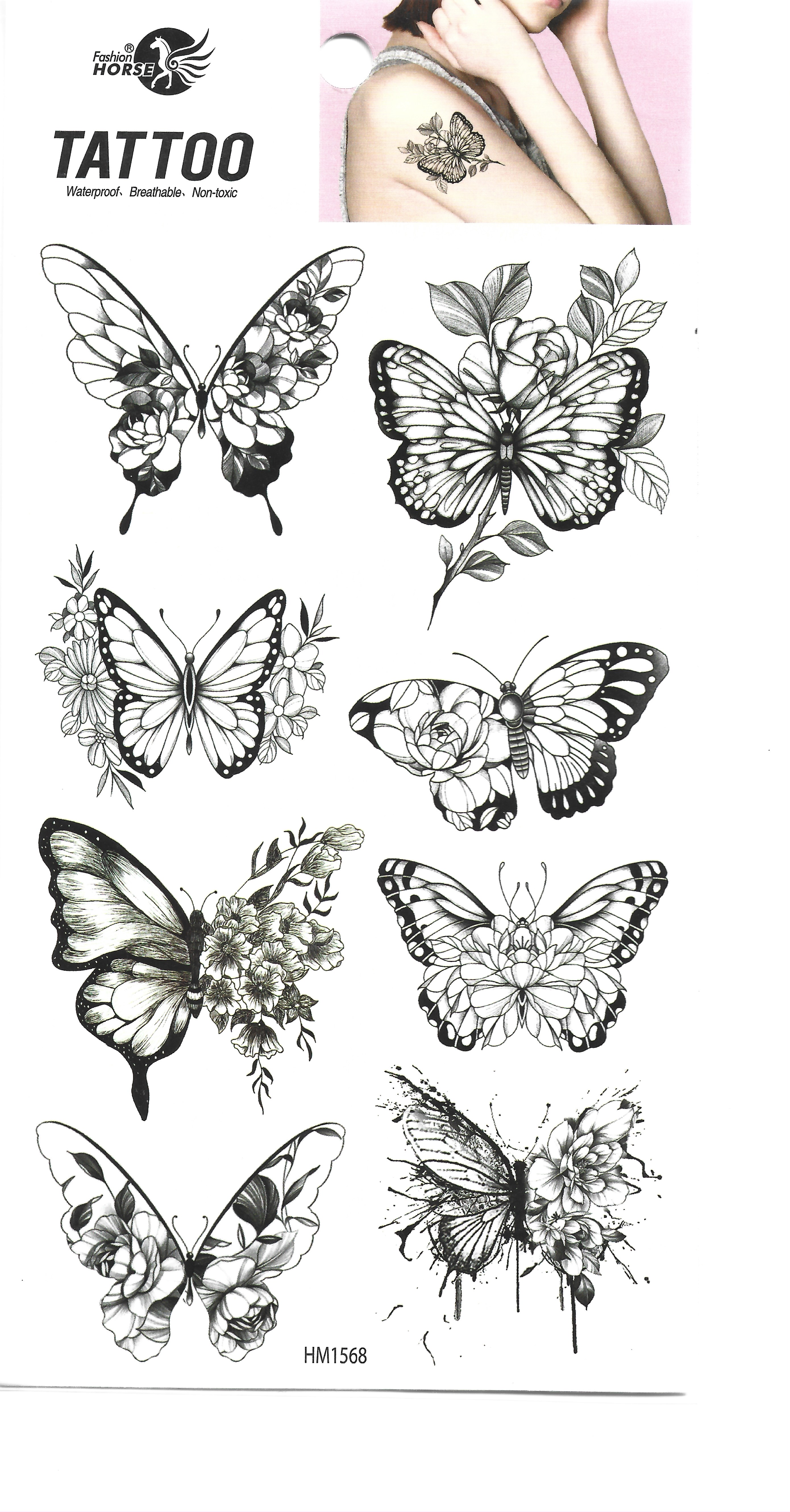 Vista completa de una hoja de tatuajes temporales con varios diseños de mariposas en blanco y negro, algunos con motivos florales, junto a un pequeño ejemplo de un tatuaje en el hombro de una persona.