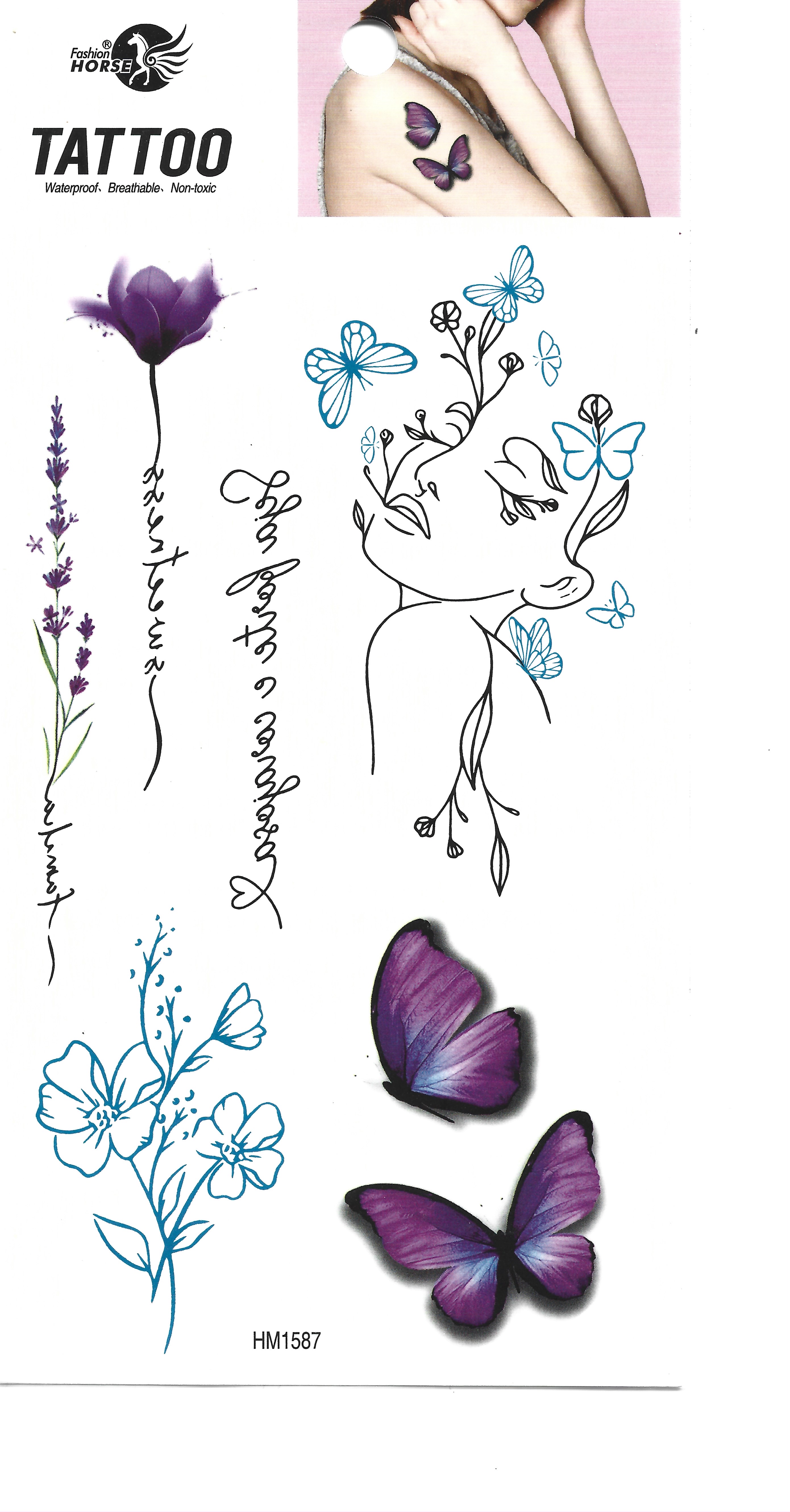 Una lámina de tatuajes temporales con varios diseños: dos mariposas moradas, una flor morada, una rama de lavanda, texto en cursiva, una cara de arte lineal con mariposas y flores de arte lineal. Una pequeña imagen en la parte superior derecha muestra dos tatuajes de mariposa morada aplicados en el hombro de una persona.