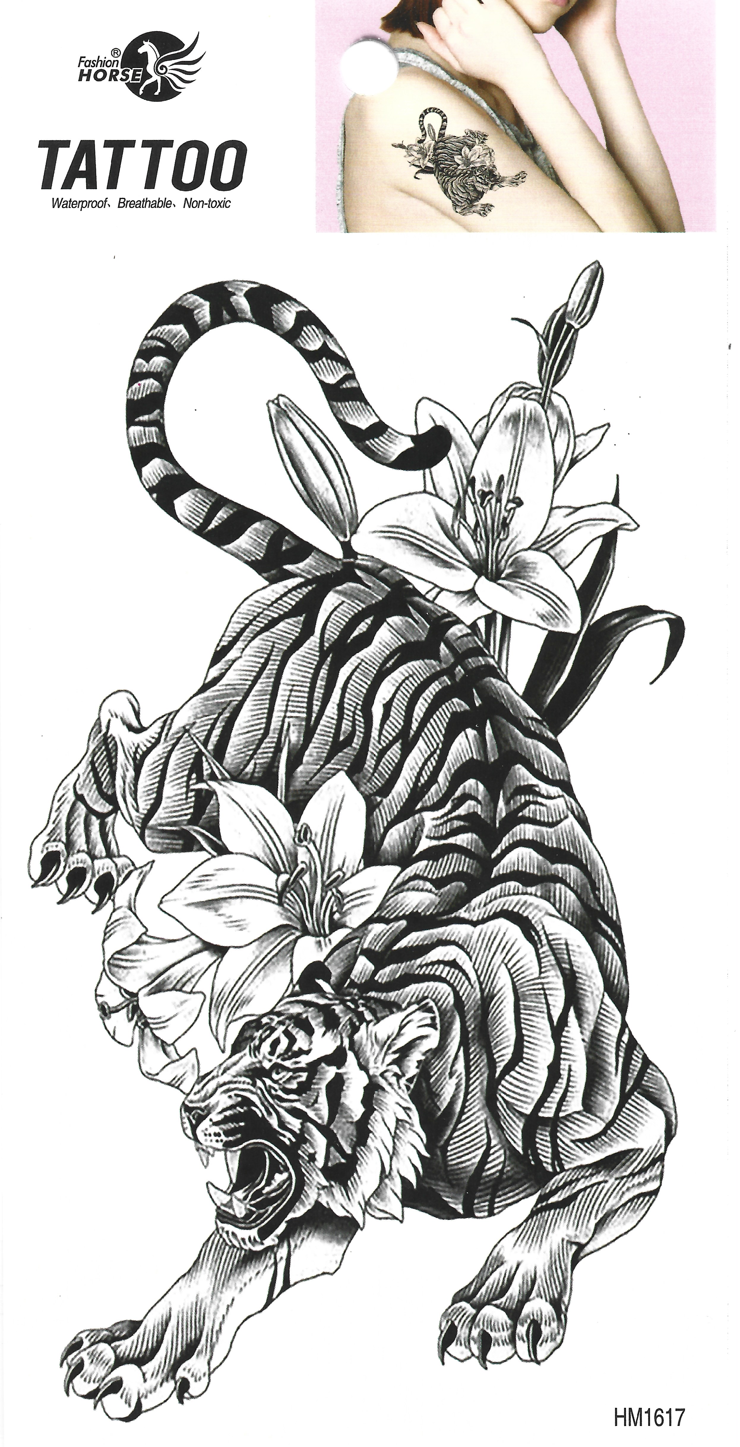 Vista completa de la hoja de tatuaje temporal con un tigre rugiendo en blanco y negro entrelazado con grandes lirios, con un pequeño ejemplo en el hombro de una persona en la esquina superior derecha.