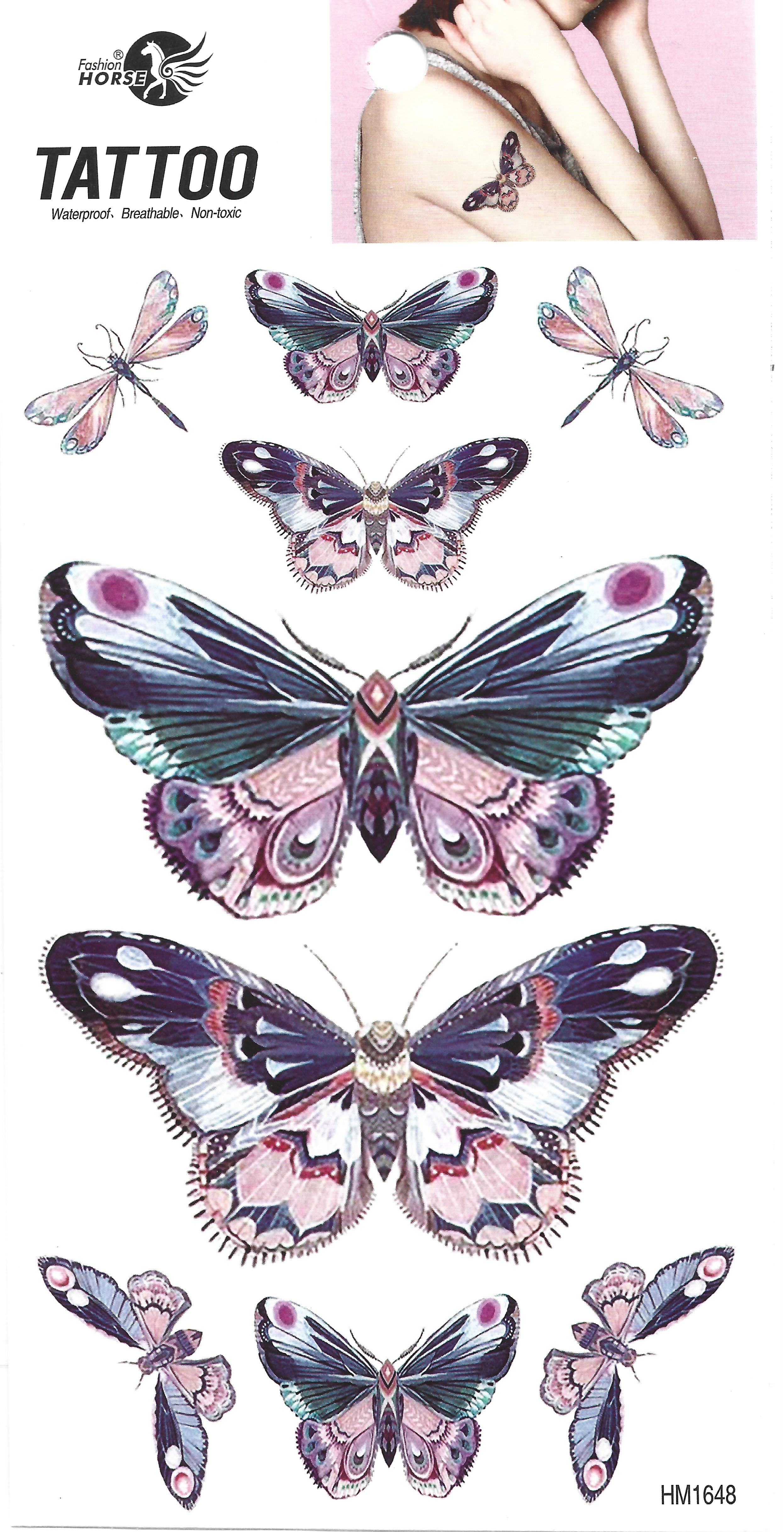 Lámina de tatuajes temporales con mariposas y libélulas de varios tamaños en tonos morados, rosas y turquesas, con una modelo luciendo un pequeño tatuaje de mariposa en el hombro.