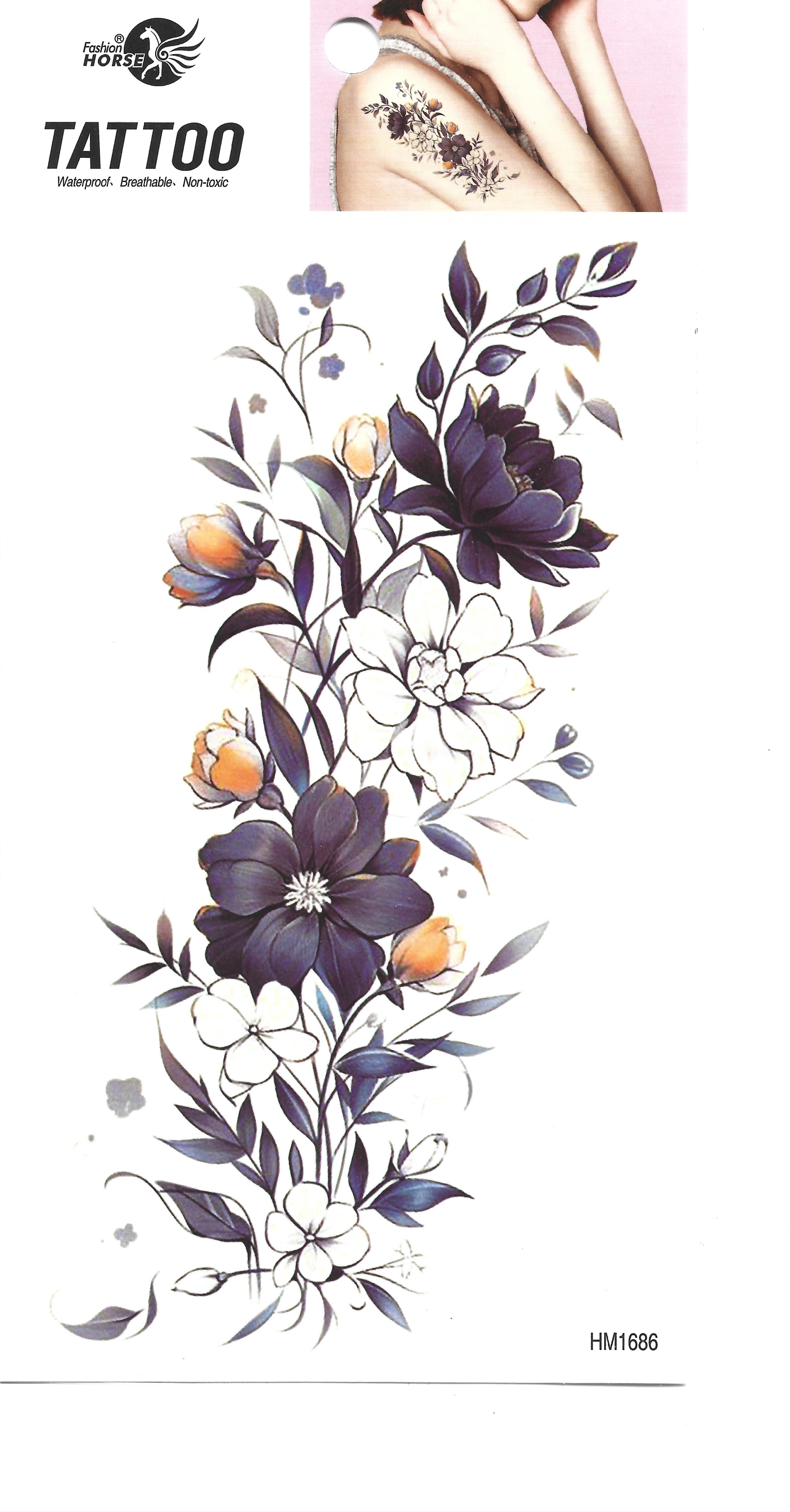 Una hoja de tatuaje temporal con un diseño floral vertical de flores moradas oscuras y blancas, capullos naranjas y hojas verdes, con una pequeña imagen insertada del tatuaje aplicado en el hombro de una mujer.