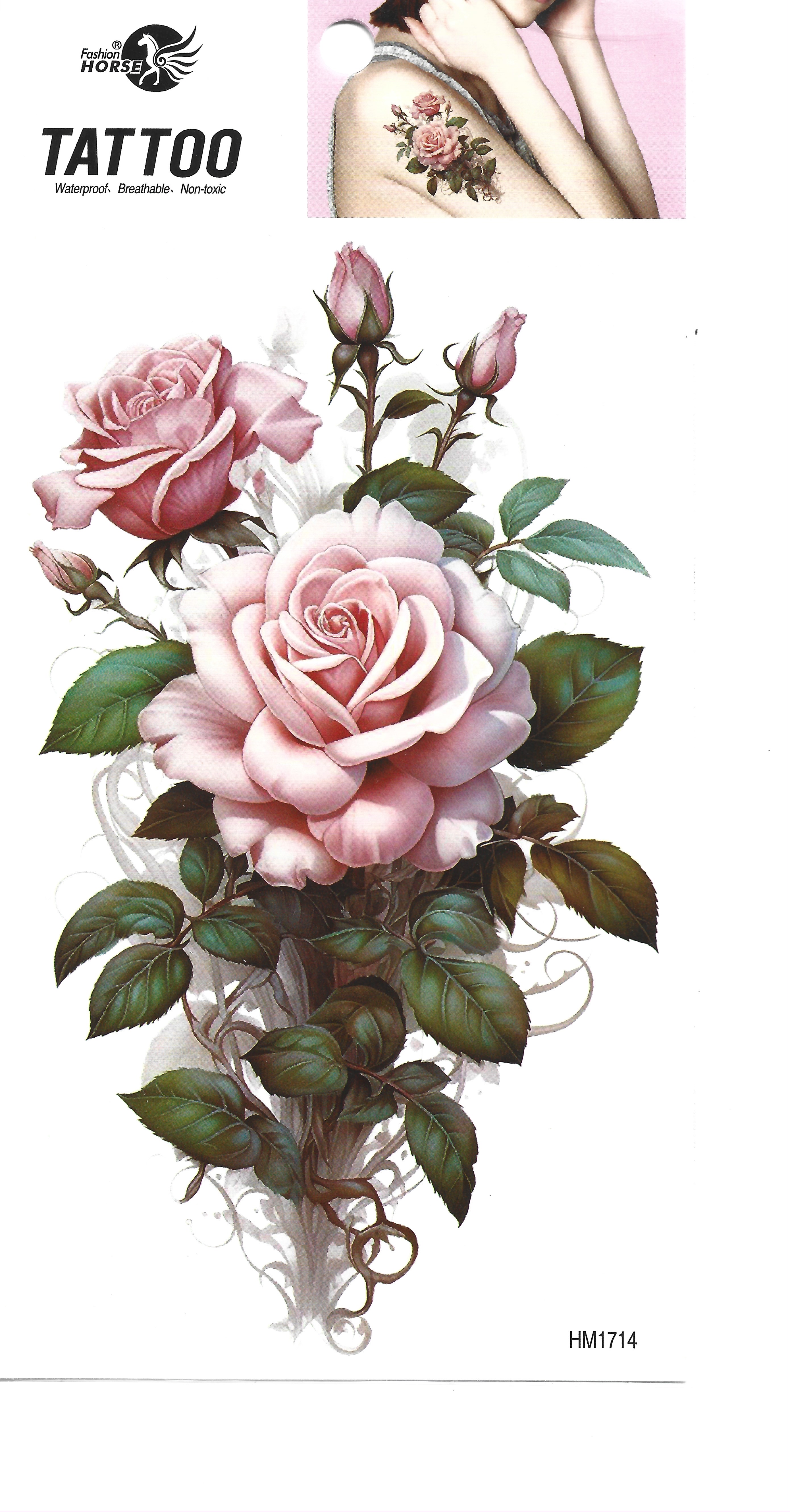 Una lámina de tatuajes temporales con un diseño grande y realista de rosas rosas con hojas verdes y capullos, mostrada con un pequeño ejemplo aplicado en un hombro.