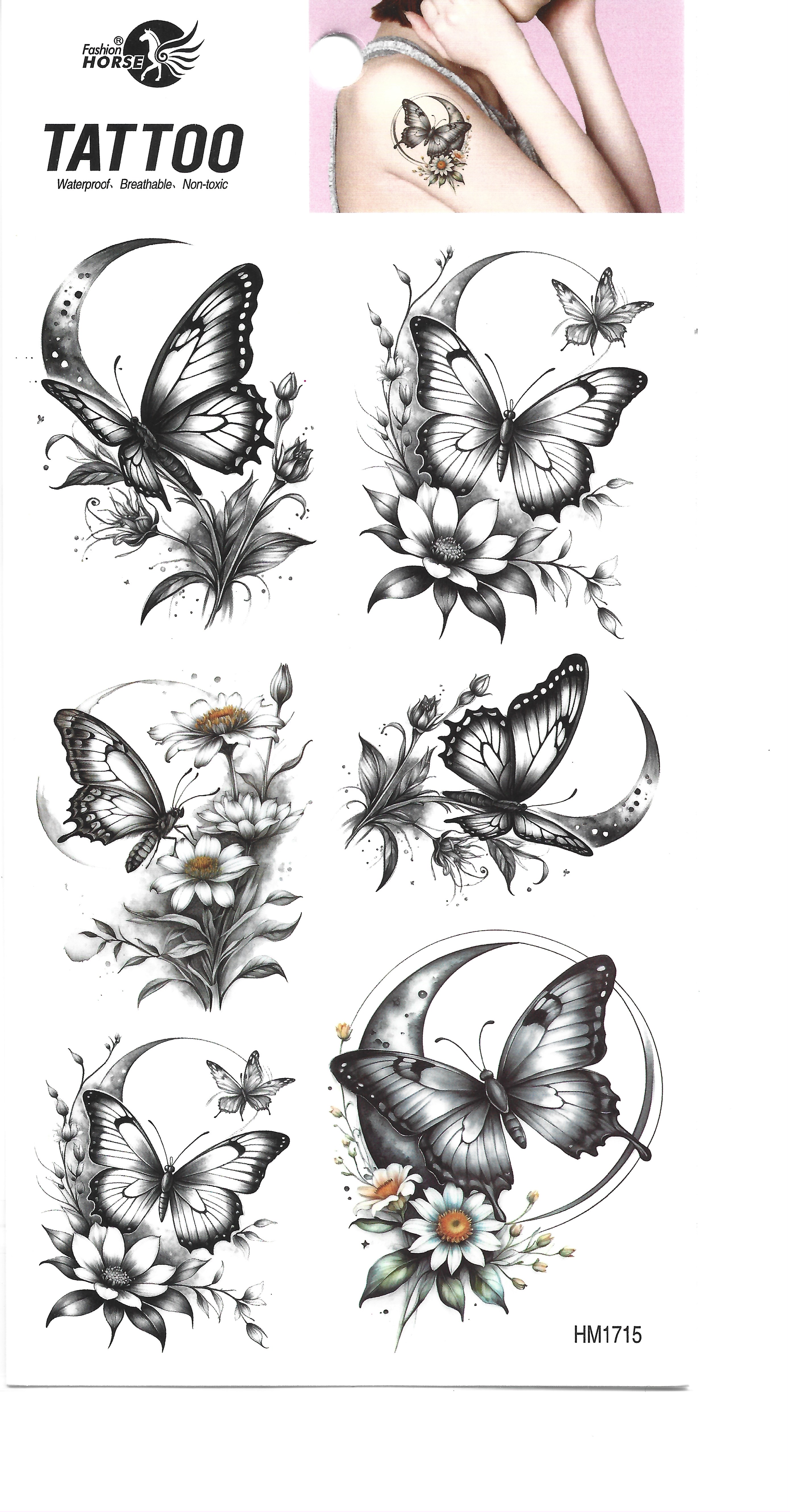 Una lámina de tatuajes temporales con varios diseños en blanco y negro de mariposas, lunas crecientes y flores. Una pequeña imagen insertada muestra a una modelo llevando uno de los tatuajes de mariposa en su hombro.