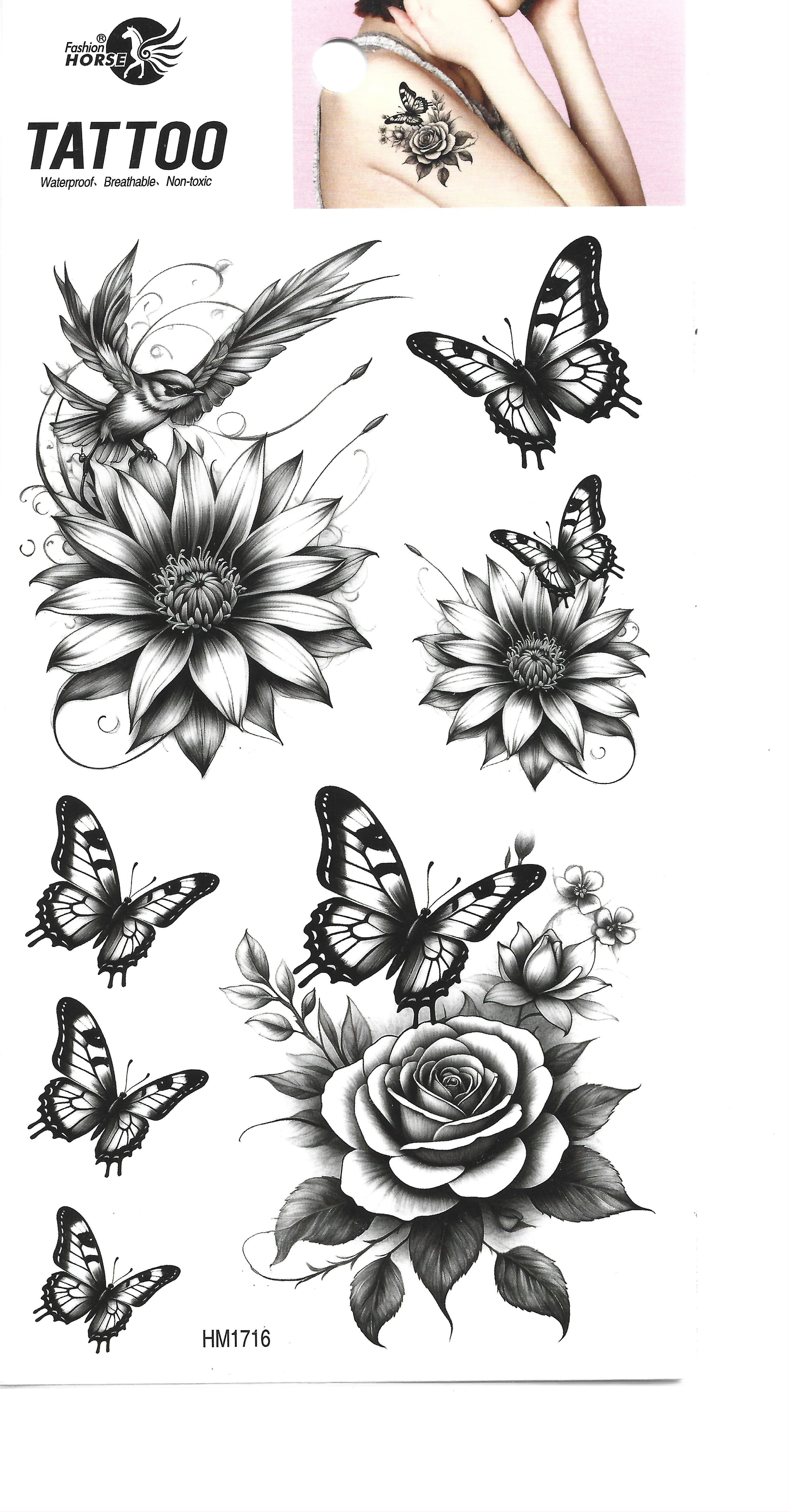 Lámina de tatuajes temporales en blanco y negro con varios diseños de mariposas, flores en floración, una rosa y un pájaro, con una modelo luciendo un tatuaje.