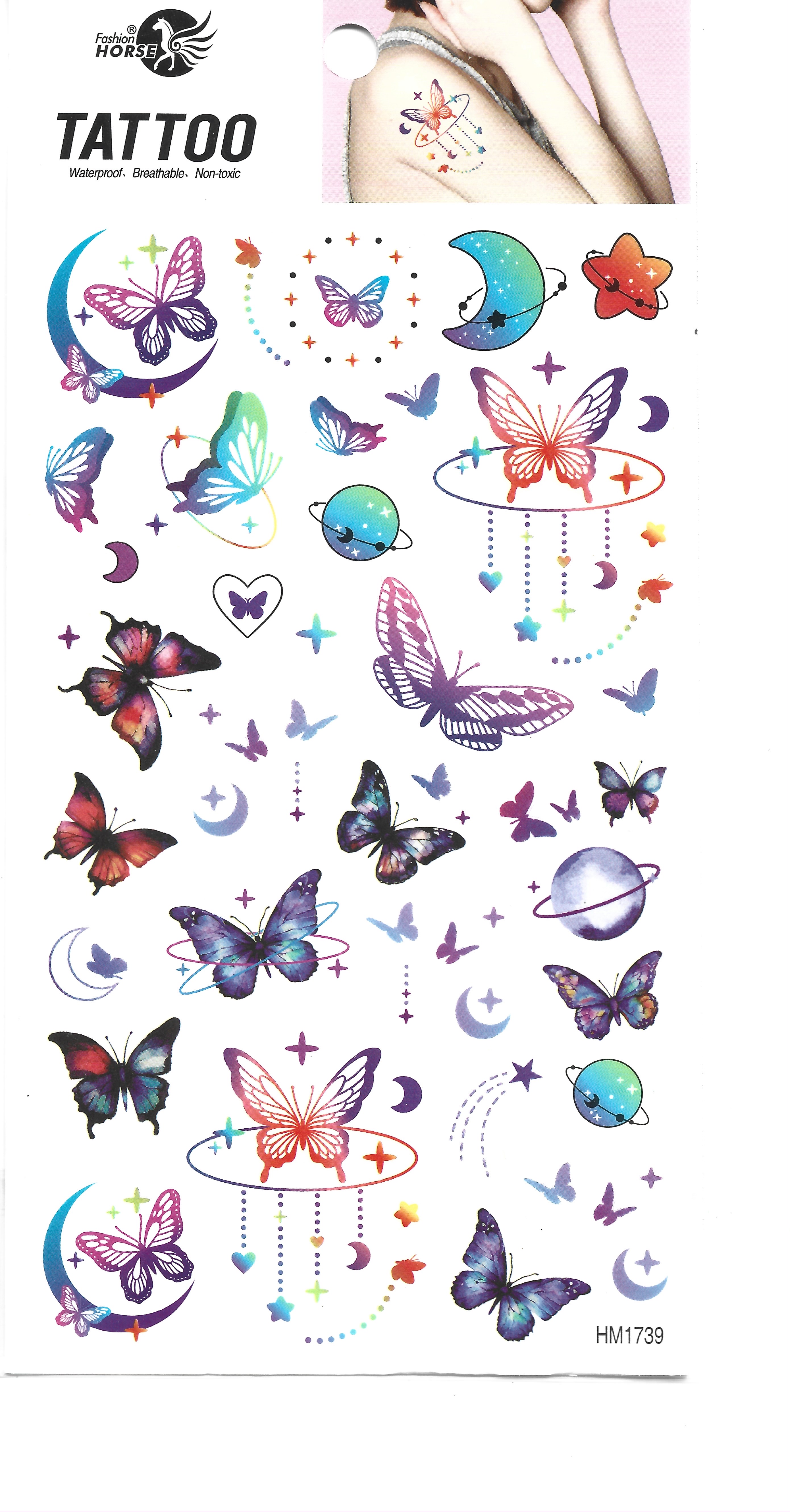 Hoja completa de tatuajes temporales con mariposas coloridas, lunas crecientes, estrellas y planetas, con un pequeño ejemplo en un brazo.