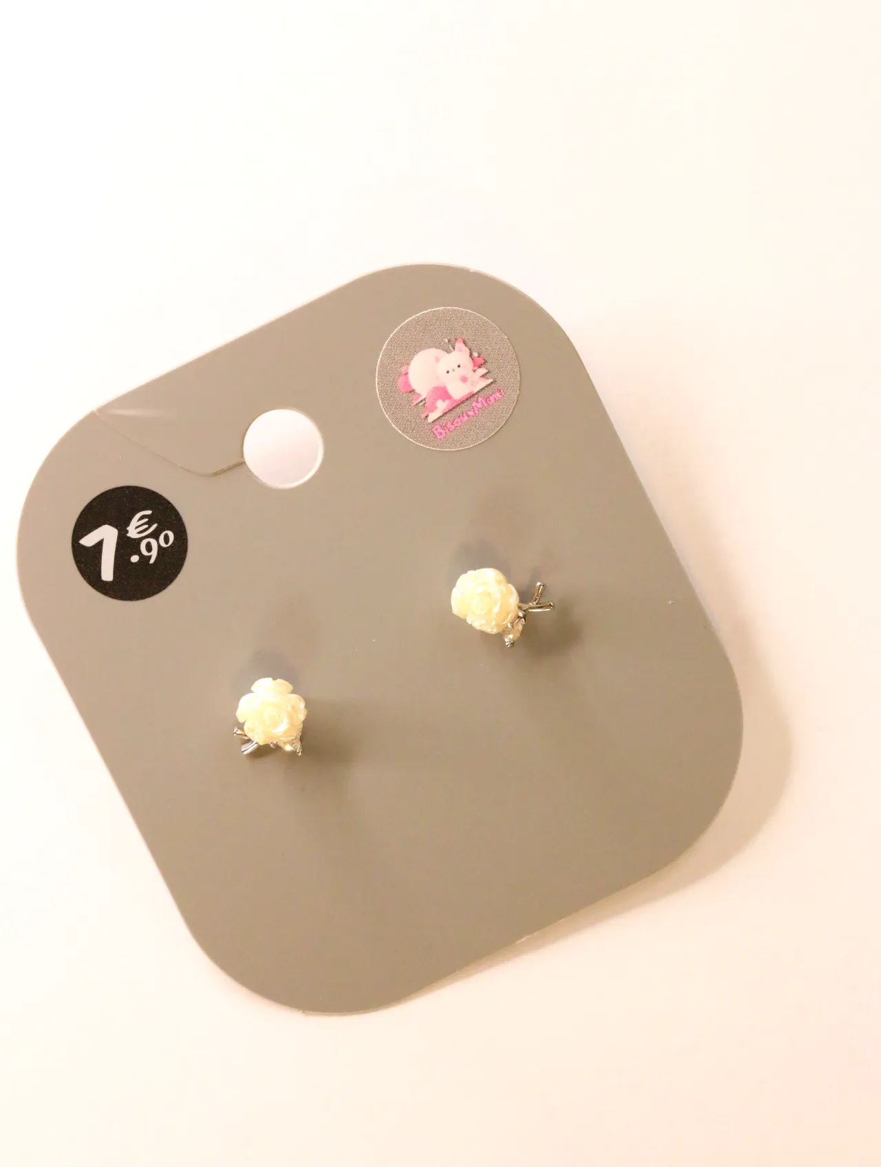 Pendientes de botón con rosa crema sobre tarjeta — pendientes para mujer, vista principal · Lola y Sol (24AE1007)