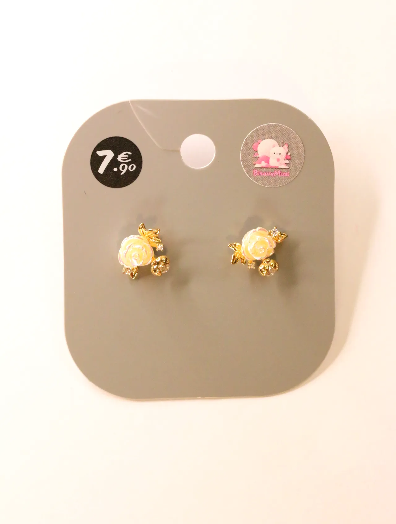 Pendientes de rosa crema con detalles dorados sobre tarjeta — pendientes para mujer, vista principal · Lola y Sol (24AE1010)