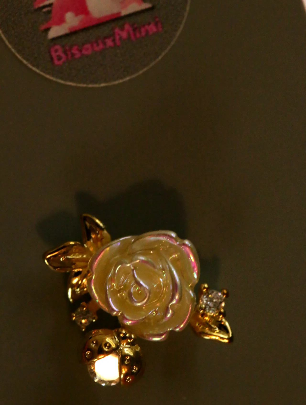 Detalle de pendiente con rosa irisada y hojas doradas — pendientes baratos, detalle · Lola y Sol (24AE1010)