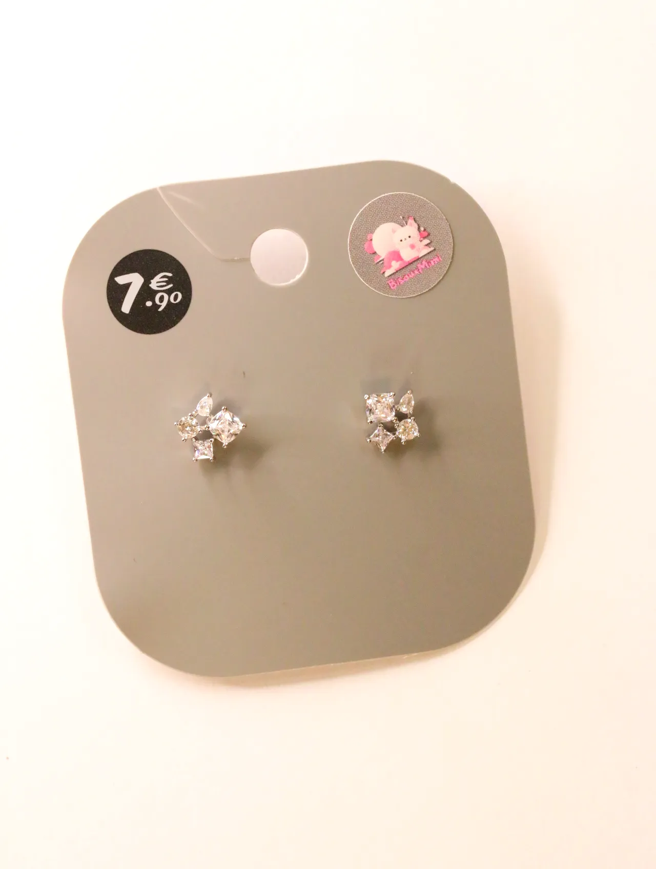 Pendientes florales plateados con piedras transparentes sobre tarjeta — pendientes para mujer, vista principal · Lola y Sol (24AE1012)
