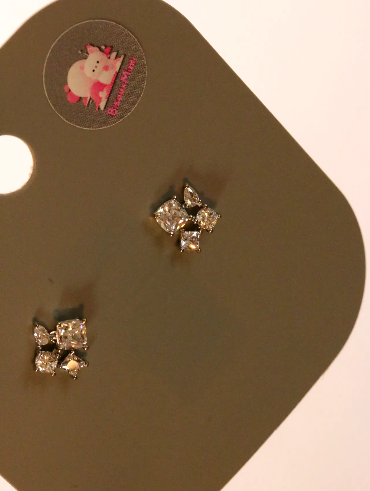 Detalle de los pendientes florales con piedras brillantes — pendientes baratos, detalle · Lola y Sol (24AE1012)