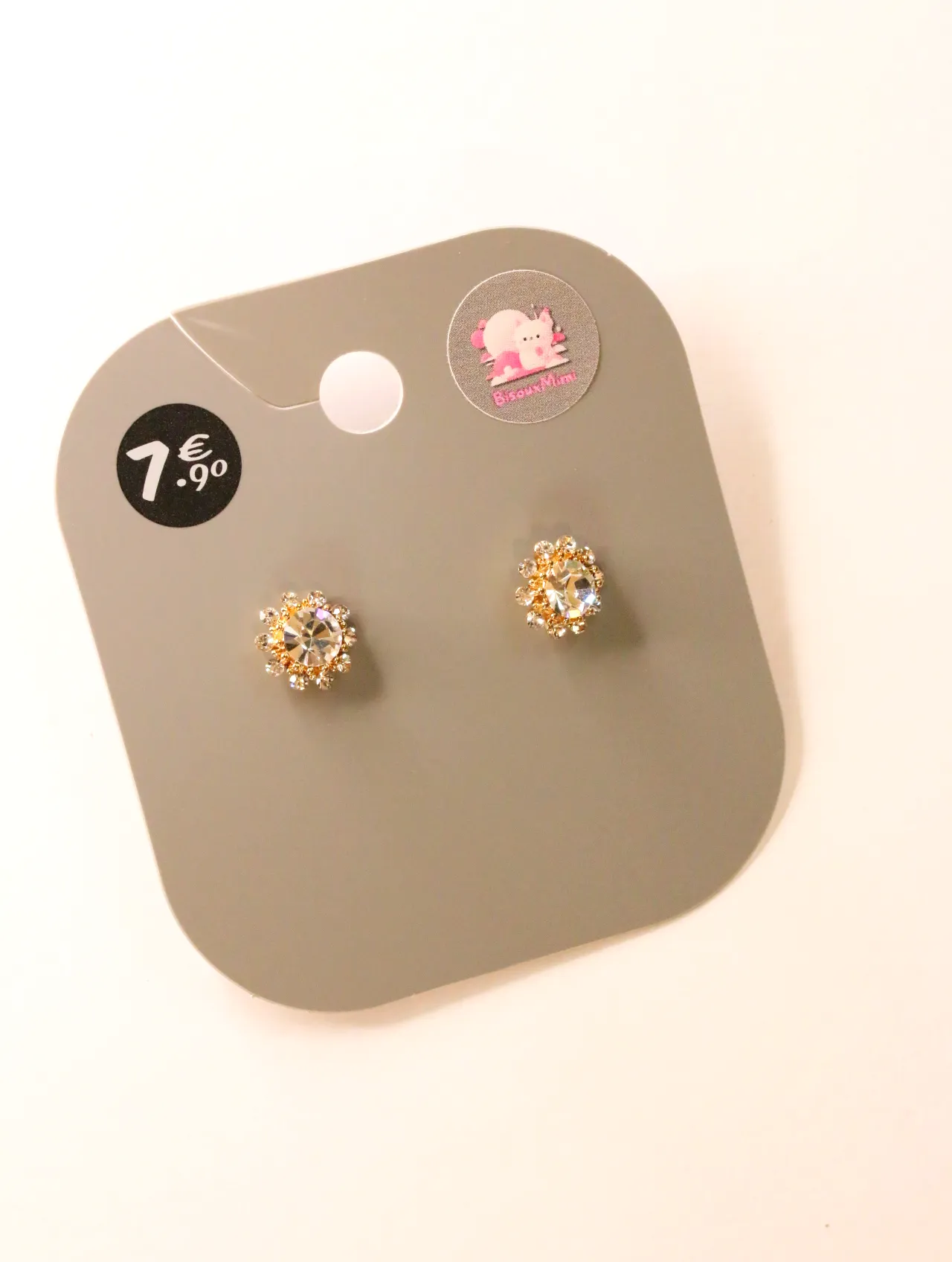 Pendientes dorados de botón con strass floral sobre tarjeta — pendientes para mujer, vista principal · Lola y Sol (24AE1013)