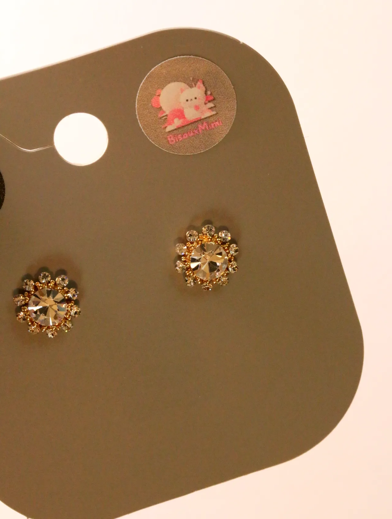 Detalle de pendientes florales dorados con strass brillante — pendientes baratos, detalle · Lola y Sol (24AE1013)