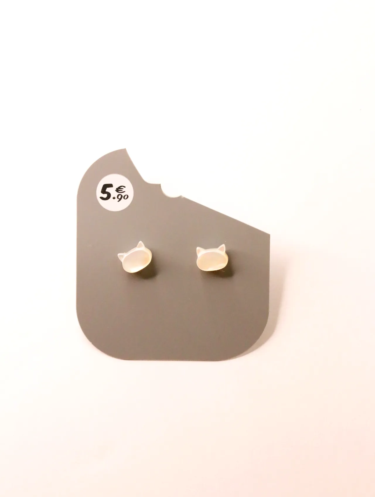 Pendientes de botón de gato en tono crema sobre tarjeta — pendientes para mujer, vista principal · Lola y Sol (24AE1015)