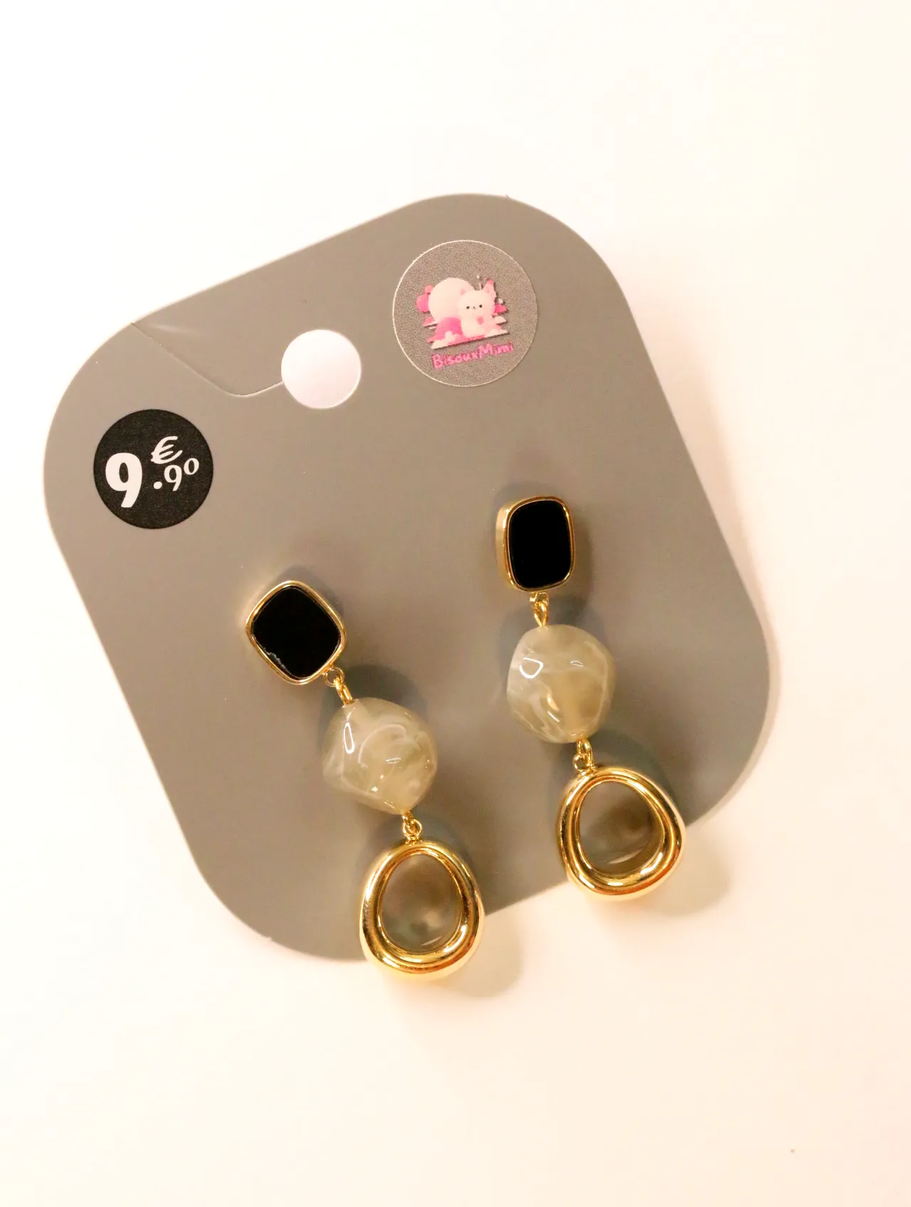 Pendientes largos dorados con detalles negros y beige sobre tarjeta — pendientes para mujer, vista principal · Lola y Sol (24AE1022)