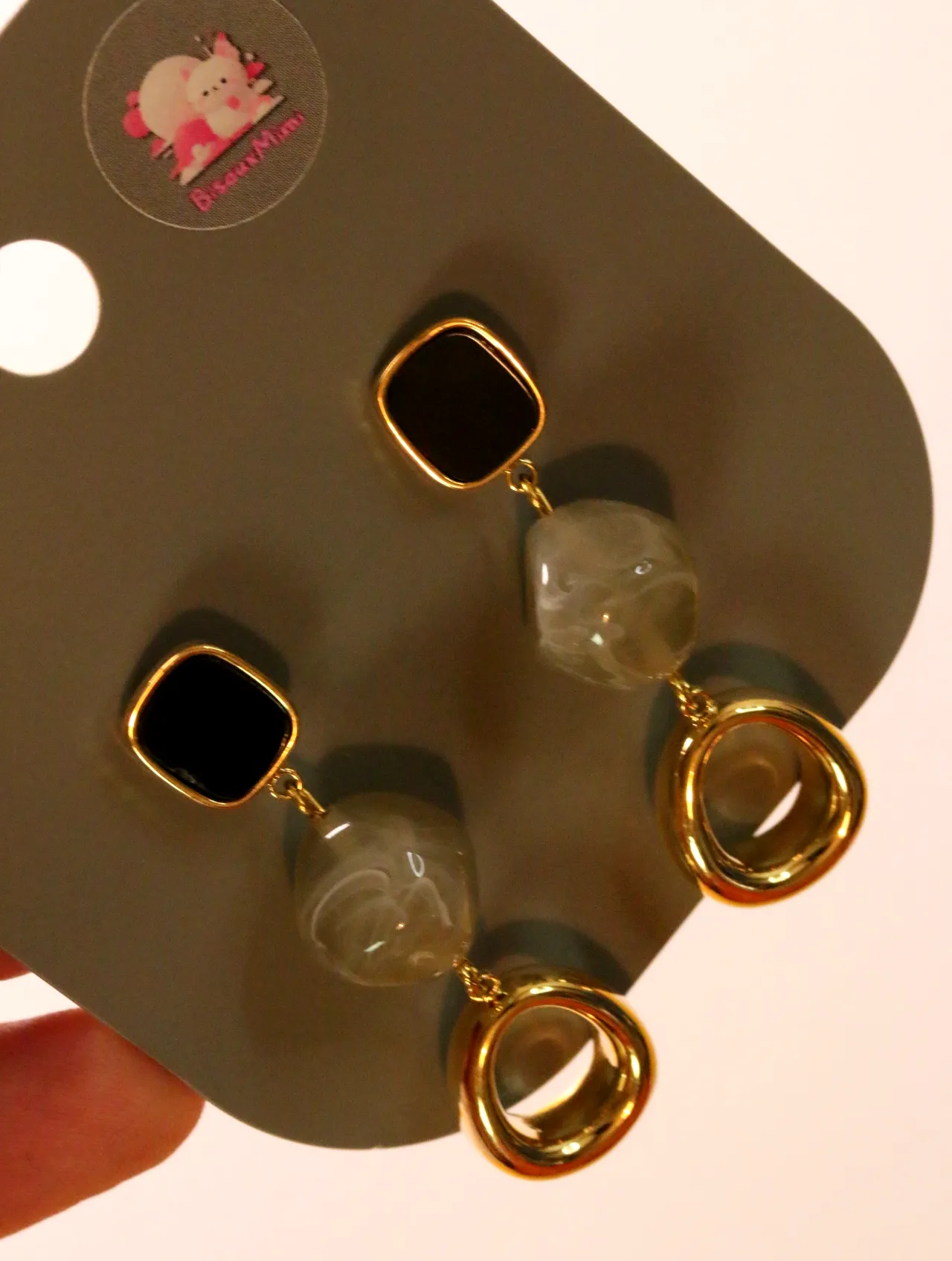Detalle del efecto marmolado y los colgantes con borde dorado — pendientes baratos, detalle · Lola y Sol (24AE1022)