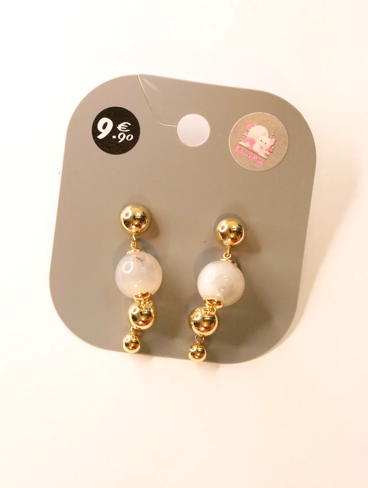 Pendientes largos dorados con cuentas lechosas sobre tarjeta — pendientes para mujer, vista principal · Lola y Sol (24AE1023)