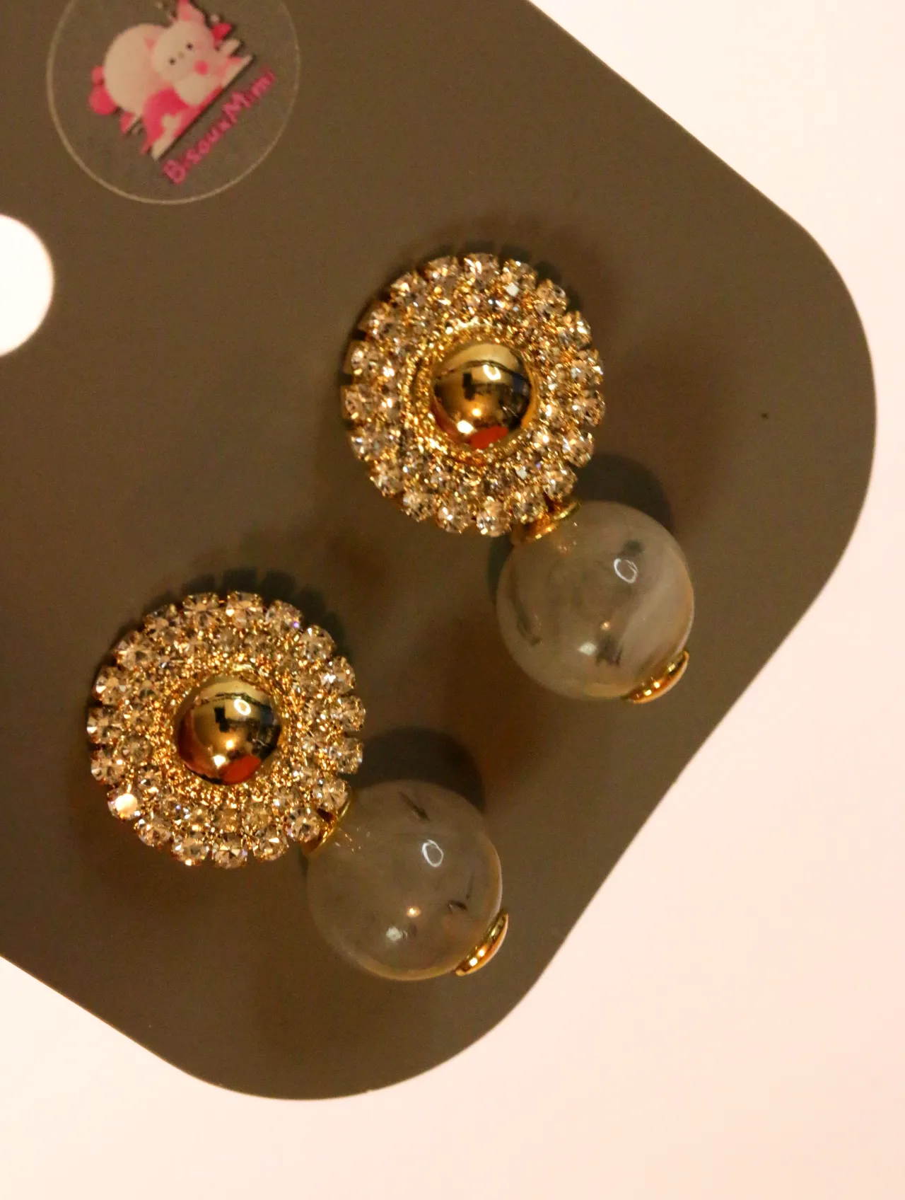 Detalle de los motivos ovalados de strass y las cuentas colgantes marmoleadas — pendientes baratos, detalle · Lola y Sol (24AE1024)