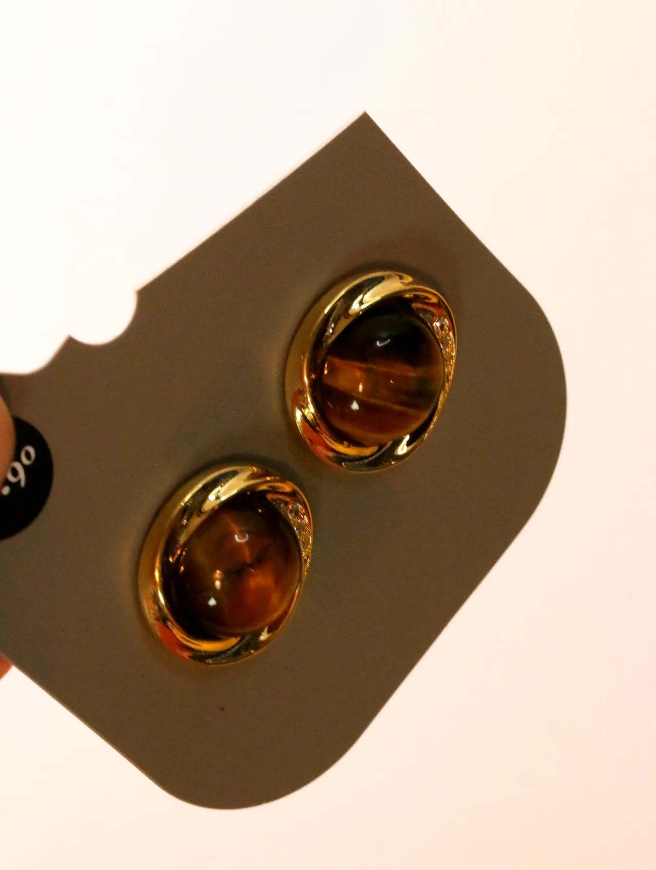 Detalle inclinado del contorno dorado y centro efecto ámbar — pendientes baratos, detalle · Lola y Sol (24AE1033)