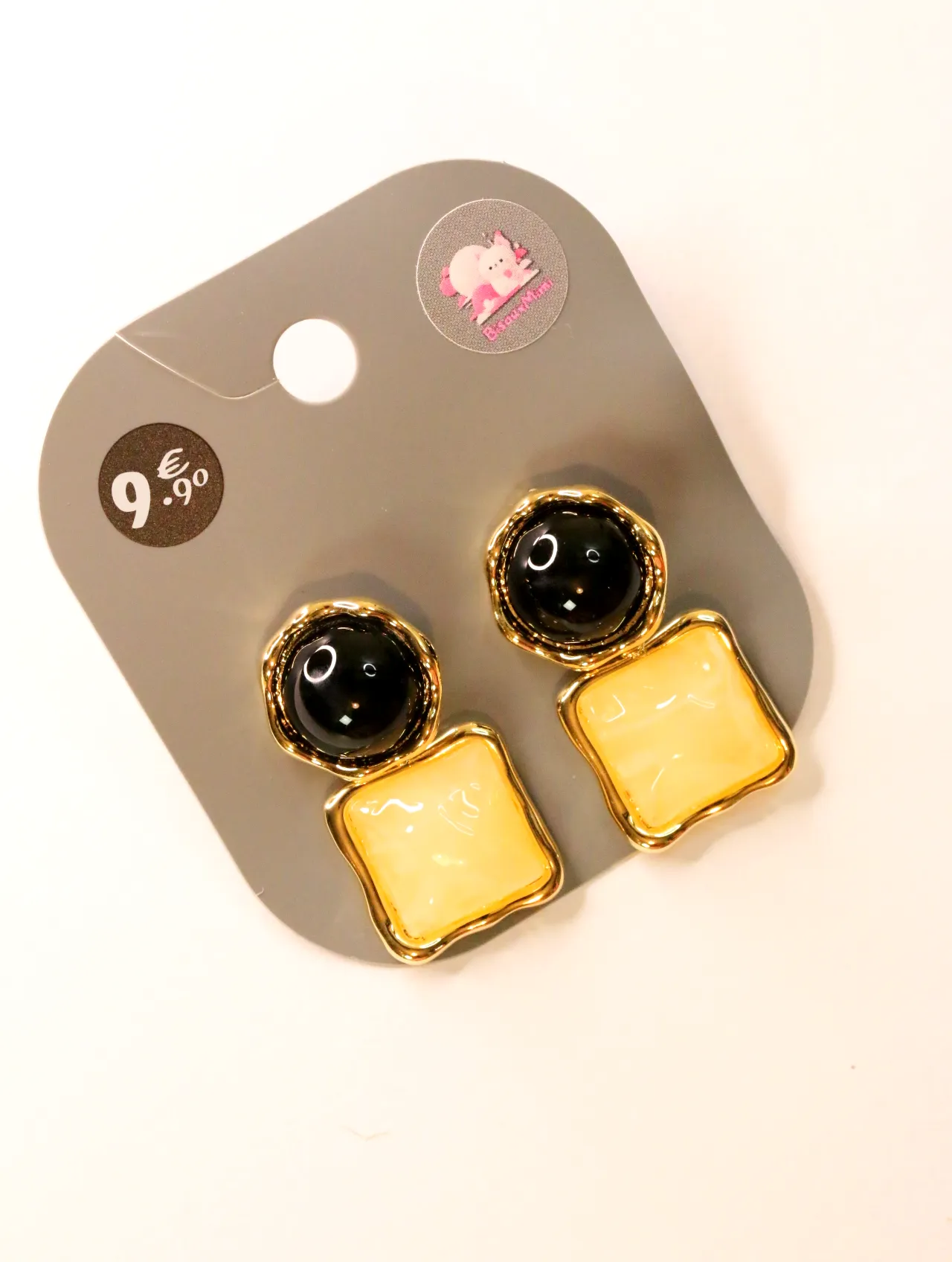 Pendientes geométricos negros y amarillos con bordes dorados sobre tarjeta — pendientes para mujer, vista principal · Lola y Sol (24AE1040)