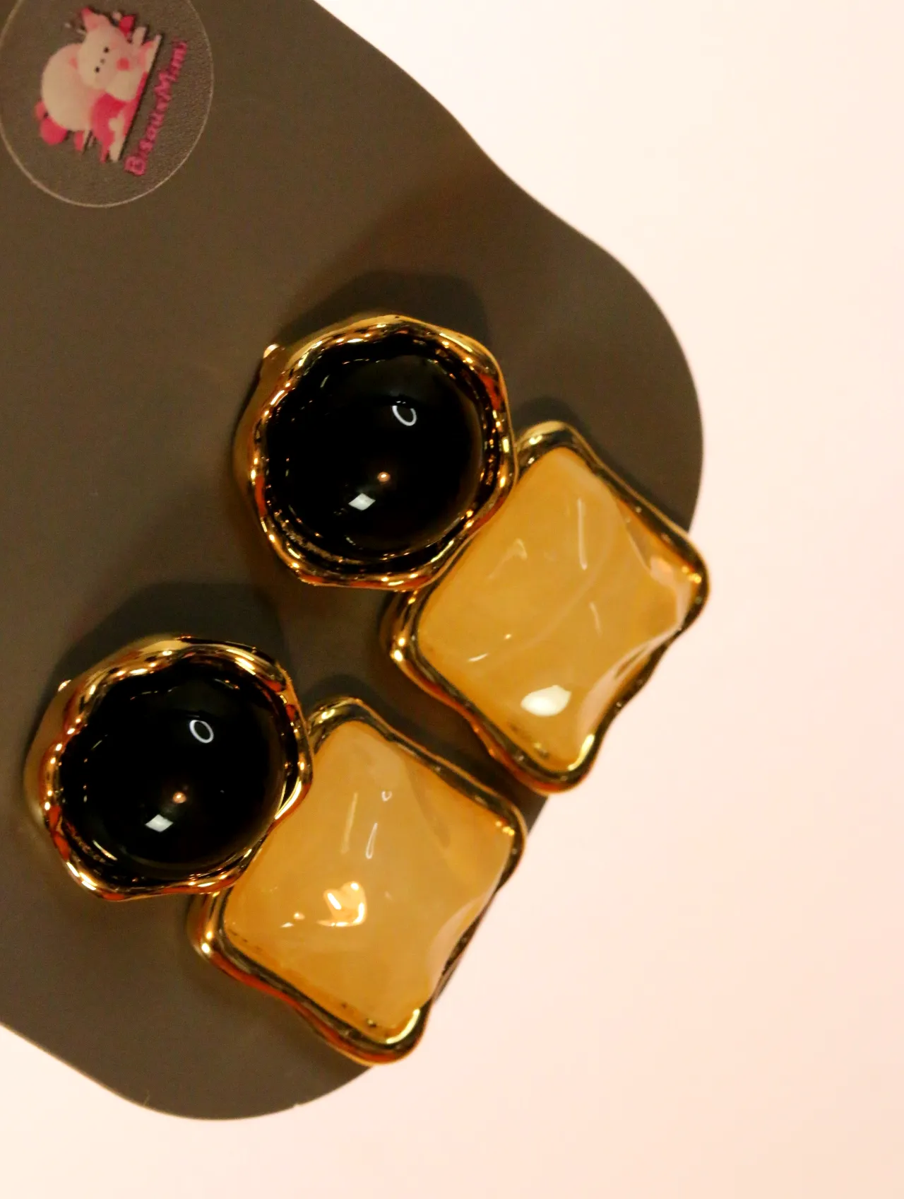 Detalle de pendientes negros y amarillos brillantes con bordes dorados — pendientes baratos, detalle · Lola y Sol (24AE1040)
