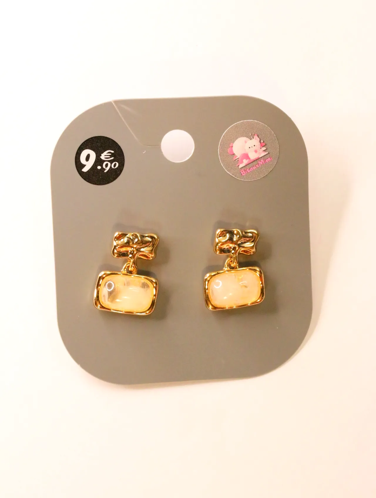 Pendientes colgantes dorados color melocotón sobre tarjeta — pendientes para mujer, vista principal · Lola y Sol (24AE1042)