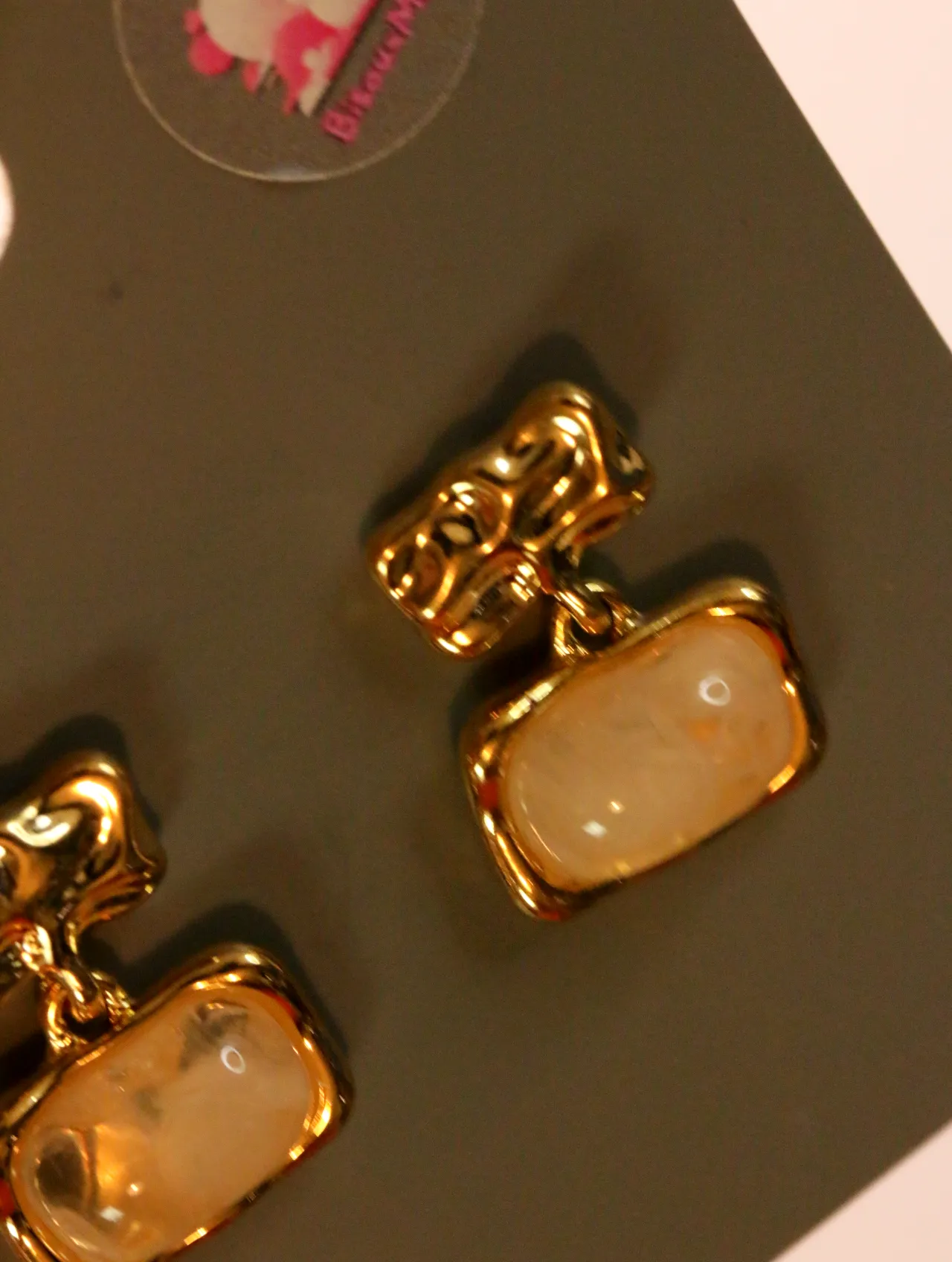 Detalle de colgantes melocotón brillantes y parte superior dorada decorativa — pendientes baratos, detalle · Lola y Sol (24AE1042)