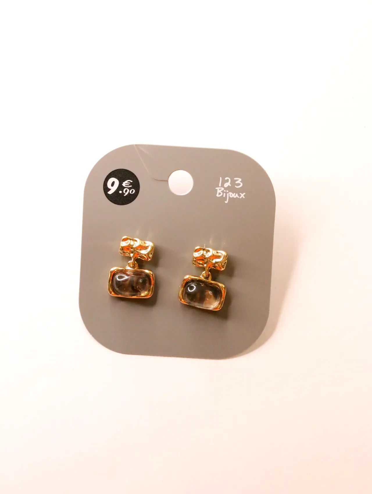 Pendientes colgantes dorados con detalles rectangulares marrón ahumado sobre tarjeta — pendientes para mujer, vista principal · Lola y Sol (24AE1043)