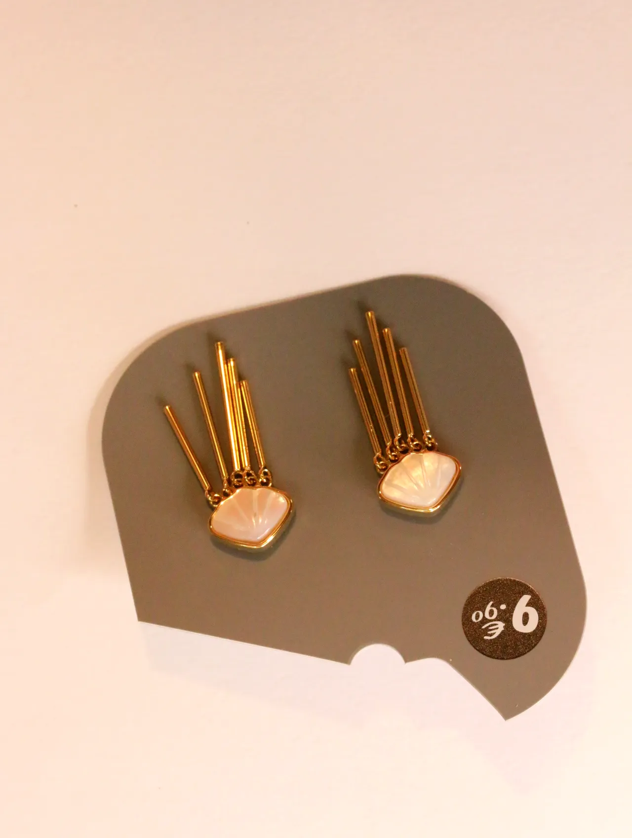Pendientes dorados de flecos sobre su tarjeta de presentación — pendientes baratos, detalle · Lola y Sol (24AE1052)