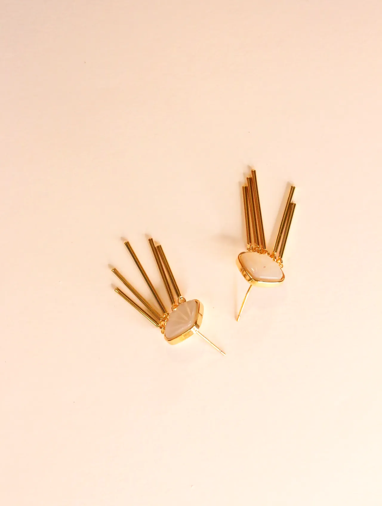 Vista lateral de pendientes dorados con detalles nacarados y varillas colgantes — pendientes de moda, vista lateral · Lola y Sol (24AE1052)