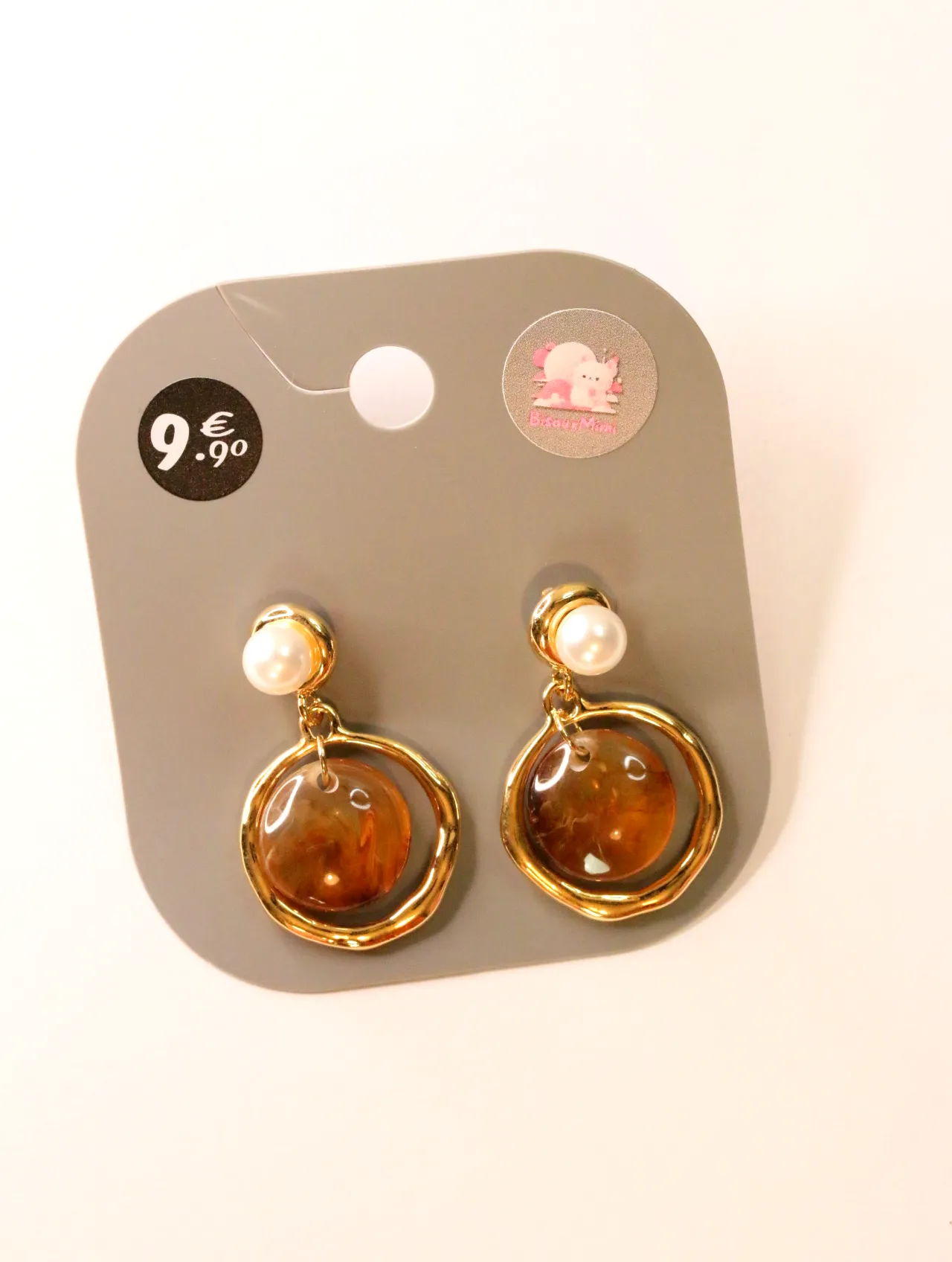 Pendientes dorados con colgantes efecto ámbar sobre tarjeta — pendientes para mujer, vista principal · Lola y Sol (24AE1055)