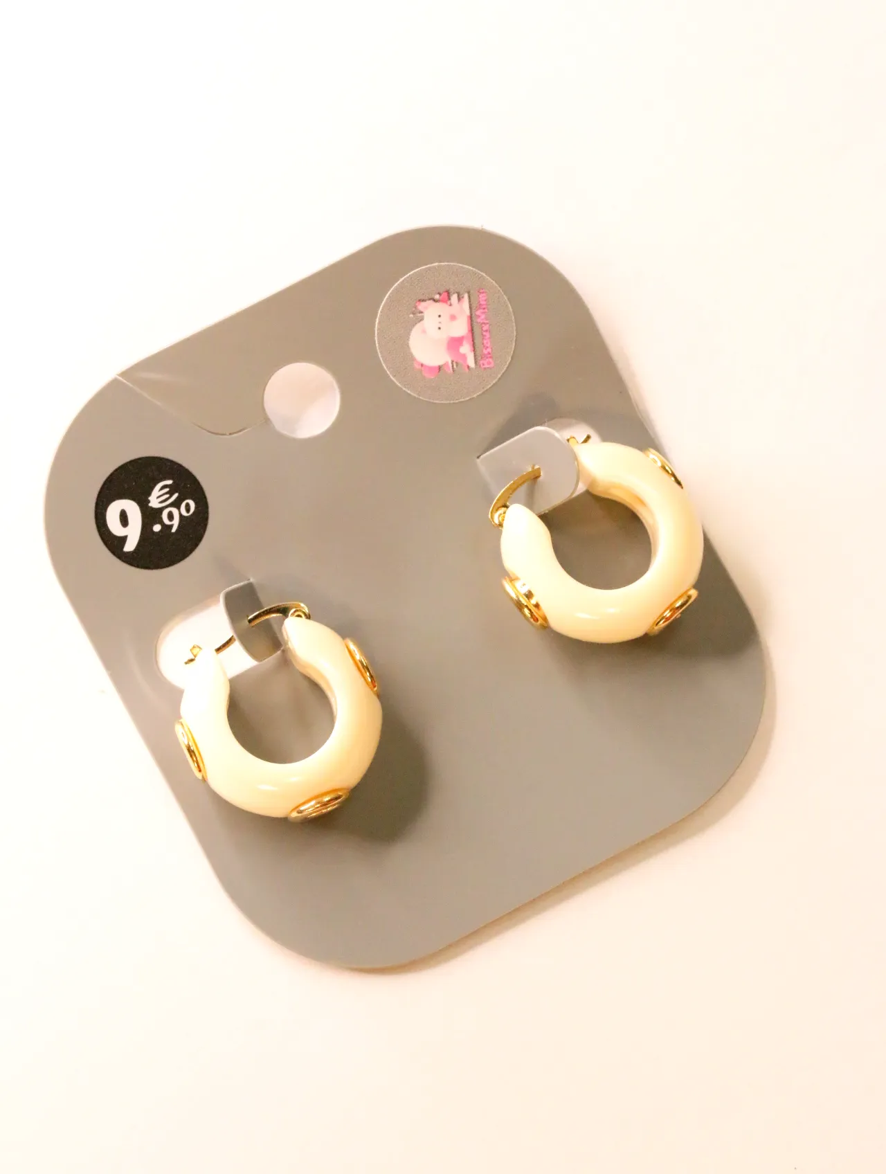 Pendientes de aro crema con detalles dorados sobre tarjeta — pendientes para mujer, vista principal · Lola y Sol (24AE1057)