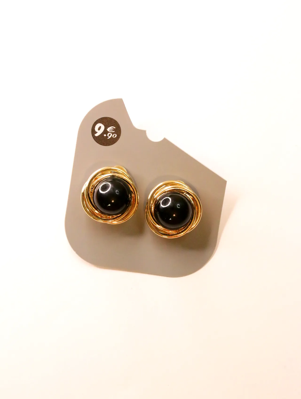 Pendientes negros y dorados de estilo vintage sobre tarjeta — pendientes baratos, detalle · Lola y Sol (24AE1061)